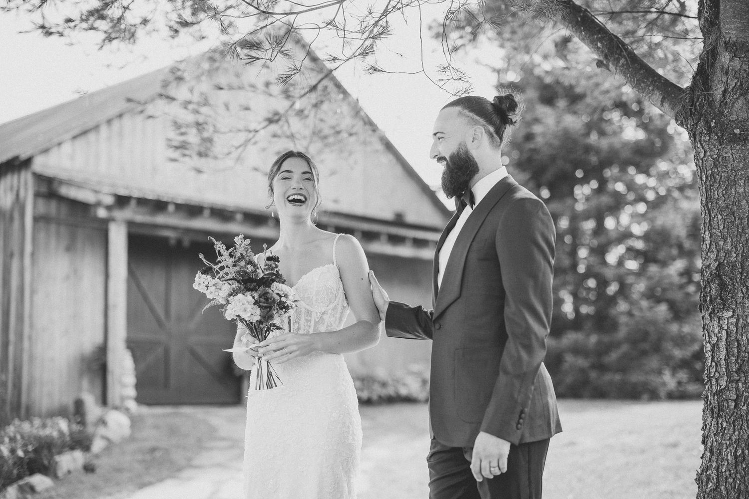 Noir et blanc des mariés qui sont heureux avec un décor rustique et élégant