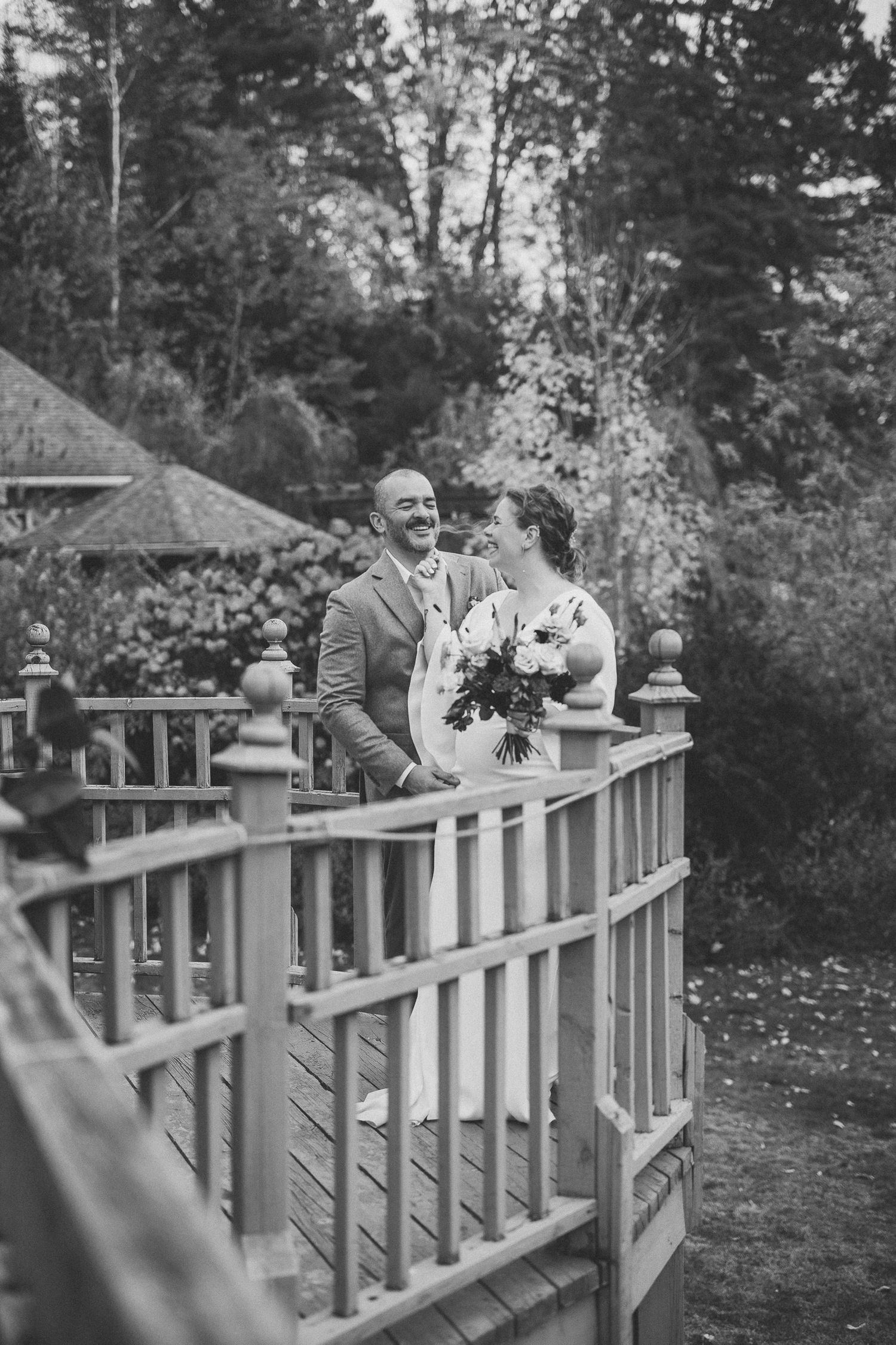 noir et blanc, photo de mariés sur un balcon de bois