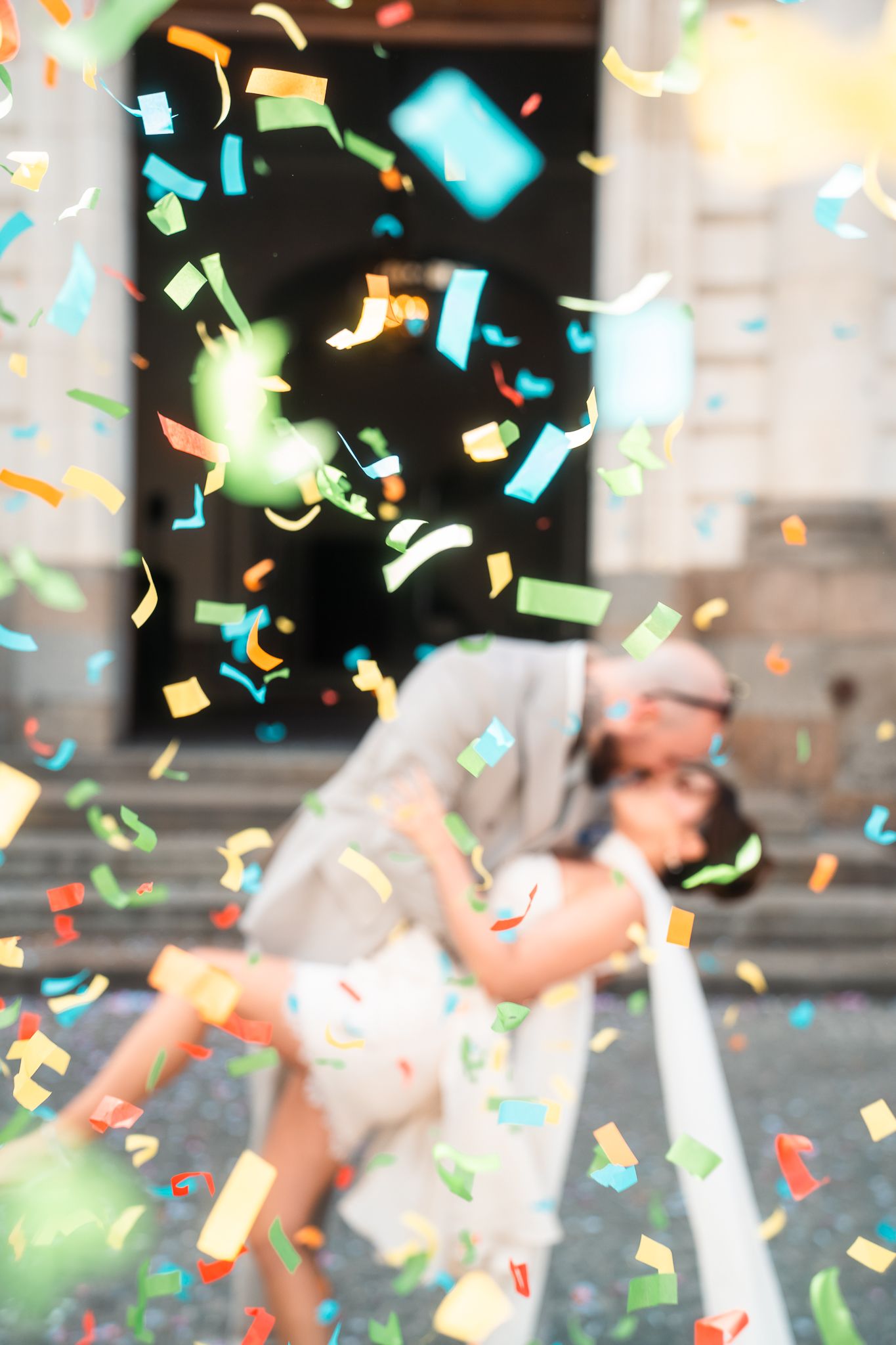 Mairie de rennes sous les confettis, photo de mariage par Maurice Photographie, photographe Gévezé, Pacé et Rennes métropole
