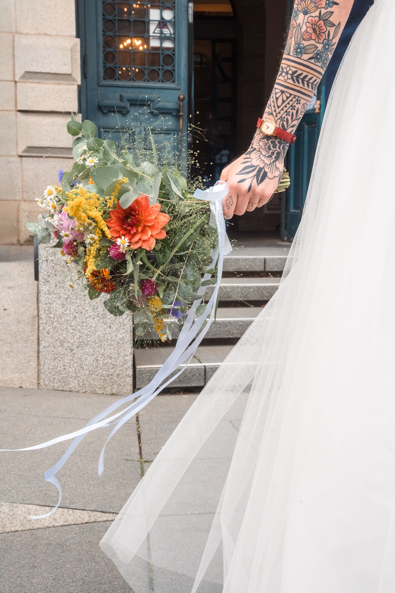 Mariage la mariée tenant un bouquet de fleur à la main