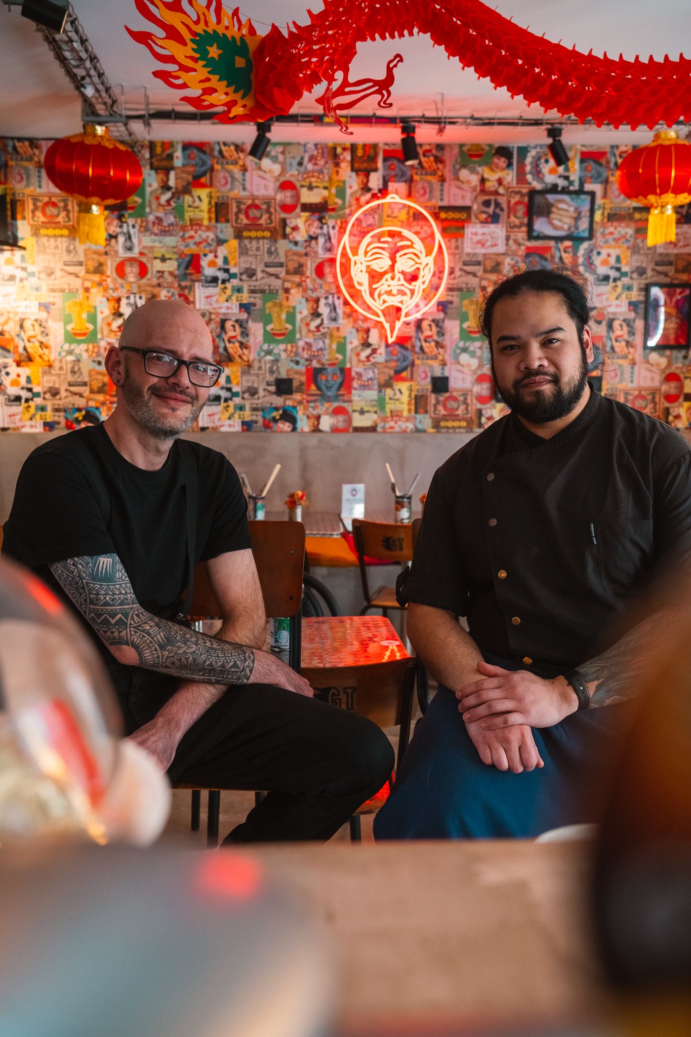 Reportage photo d’un restaurant street food asiatique à Rennes en Bretagne, cuisine du restaurant Général Tao mise en valeur. équipe photo