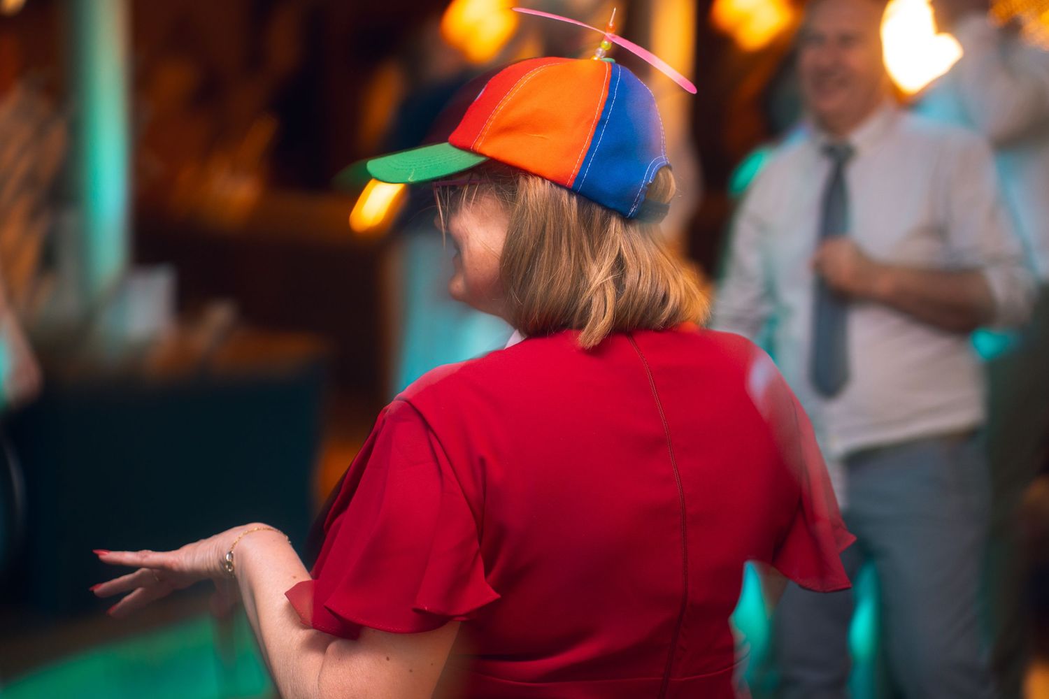 Photographe capturant l’intensité d’une soirée animée, jeux de lumières et émotions spontanées.
