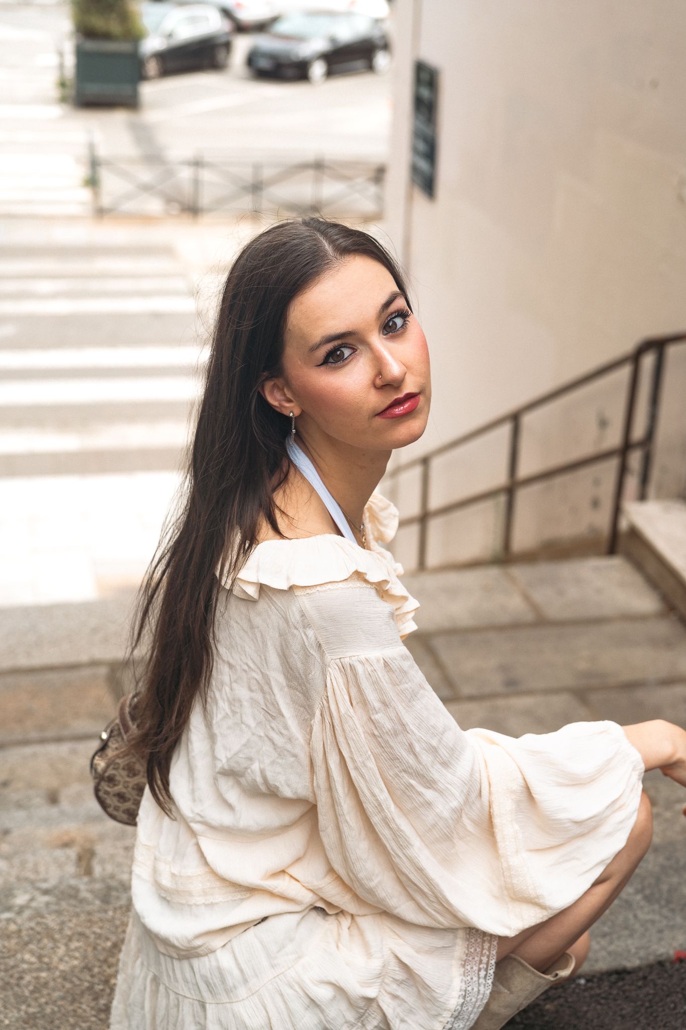 regard douce portrait photo femme extérieur dans les rues. ambiance vintage presque argentique