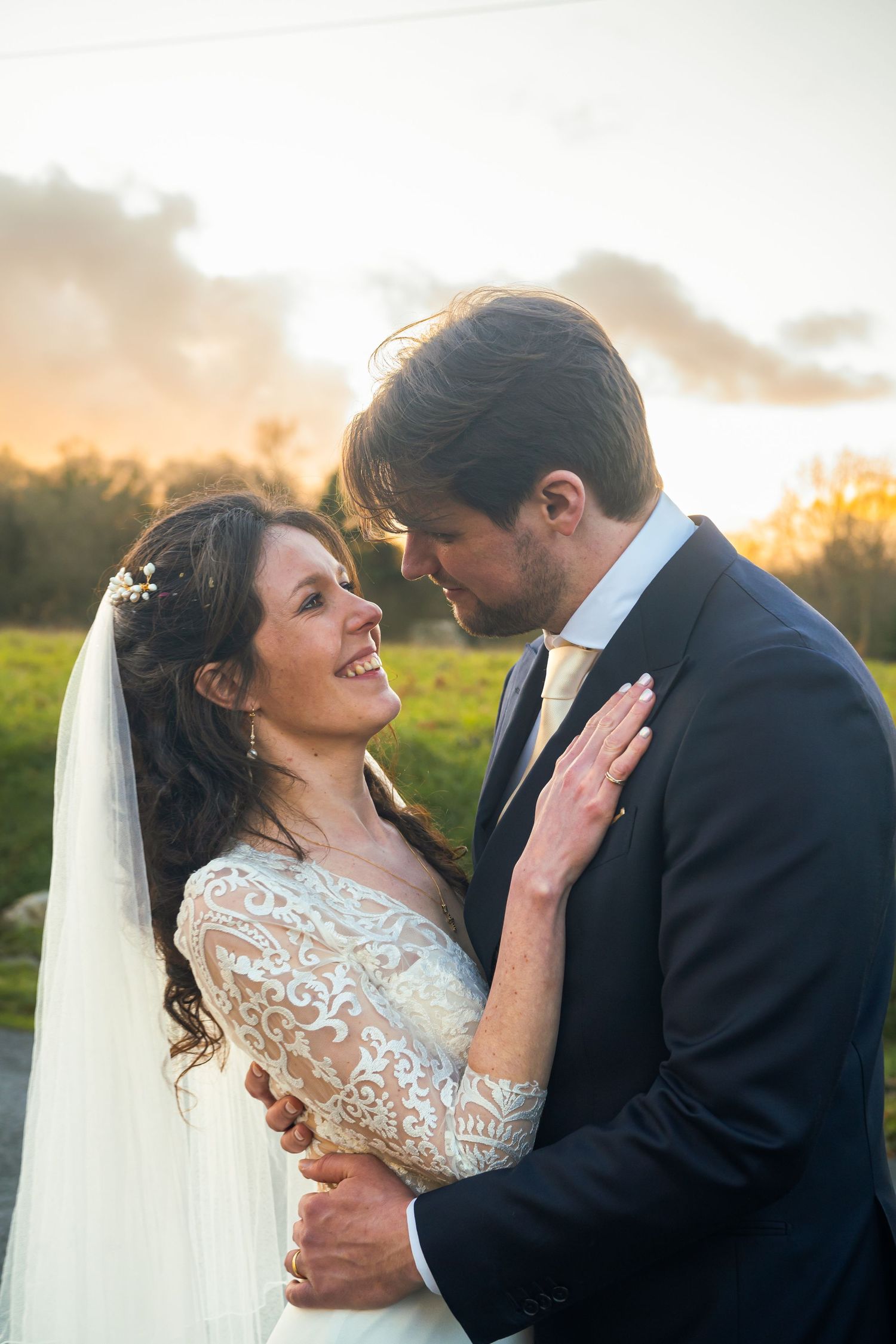 Photo de mariage artistique montrant les alliances sur les mains des mariés, détails raffinés et atmosphère romantique.
