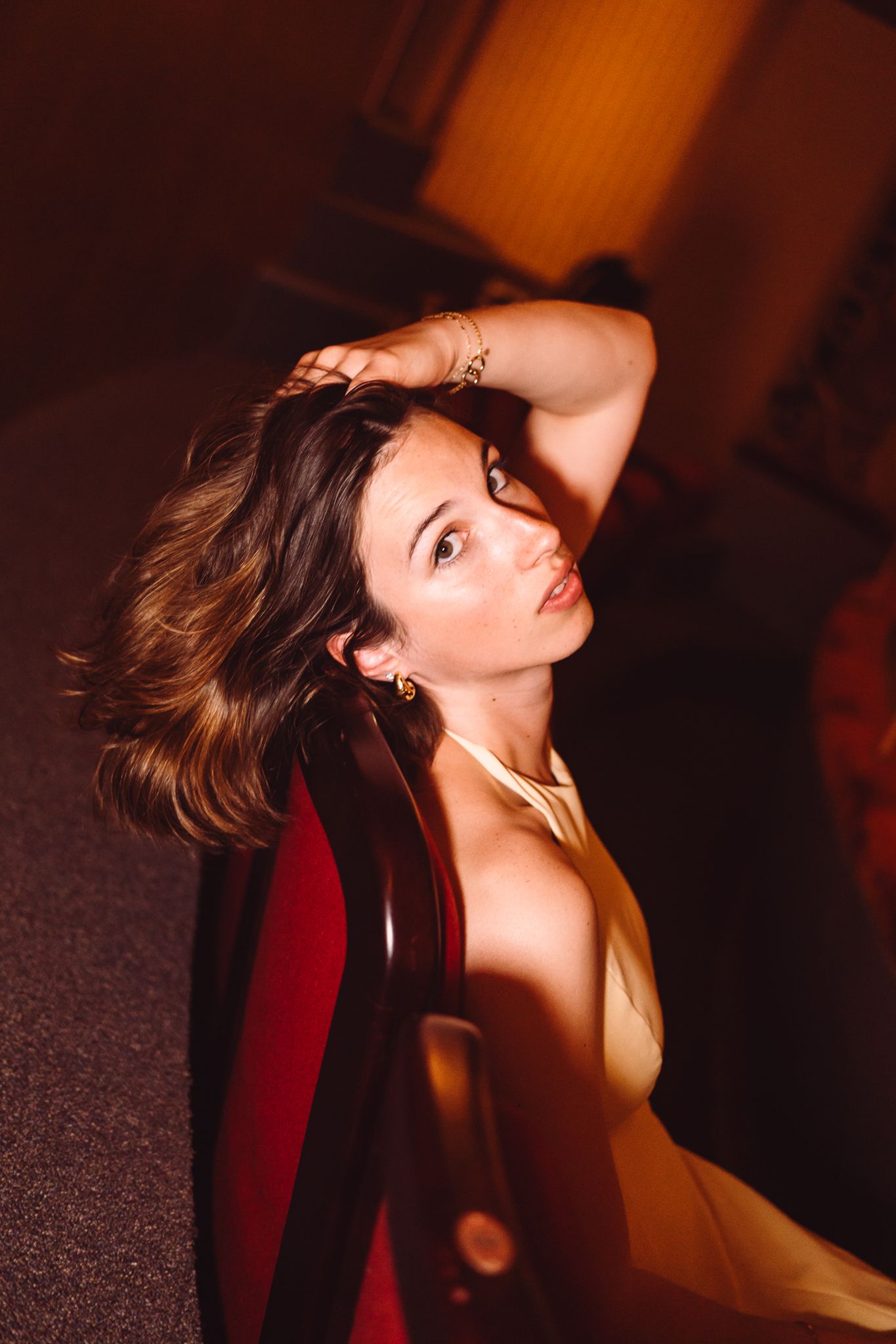 shooting femme théâtre lumière douce et regard intense - portrait photo maitrisé