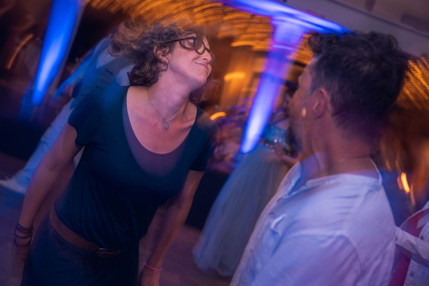 Photographie de danse en soirée, ambiance nocturne, énergie collective et esthétique cinématographique.