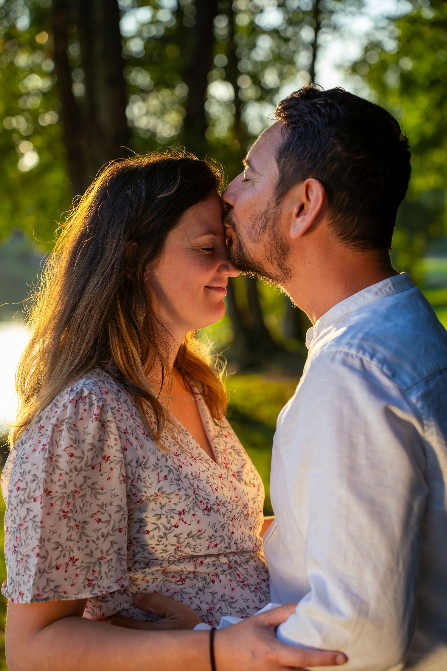 couple photo de grossesse pour garder un souvenir avec photographe professionnel  sur fond de coucher de soleil en été et hiver