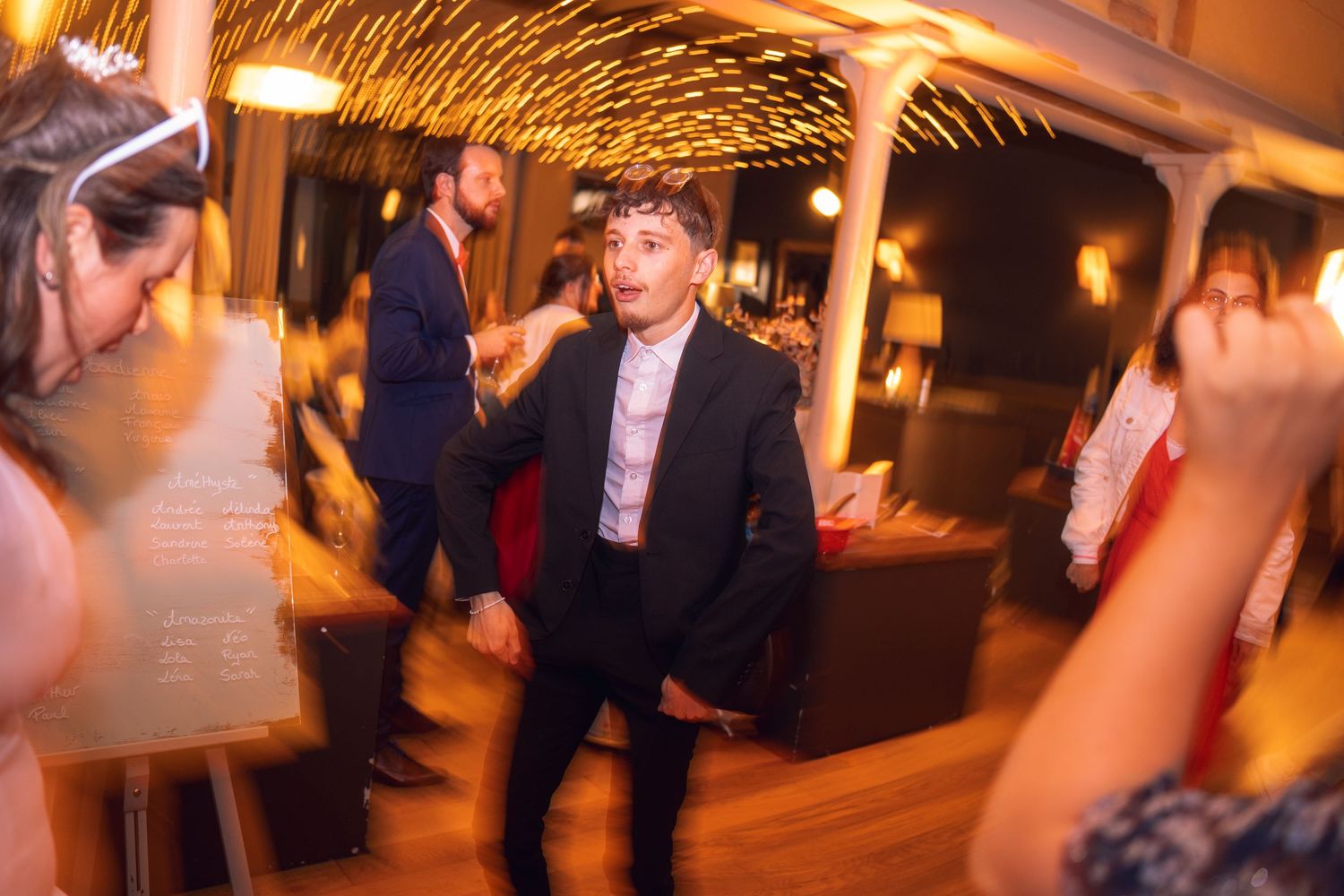 danse et festivité jusqu'au bout de la nuit lors d'un mariage
