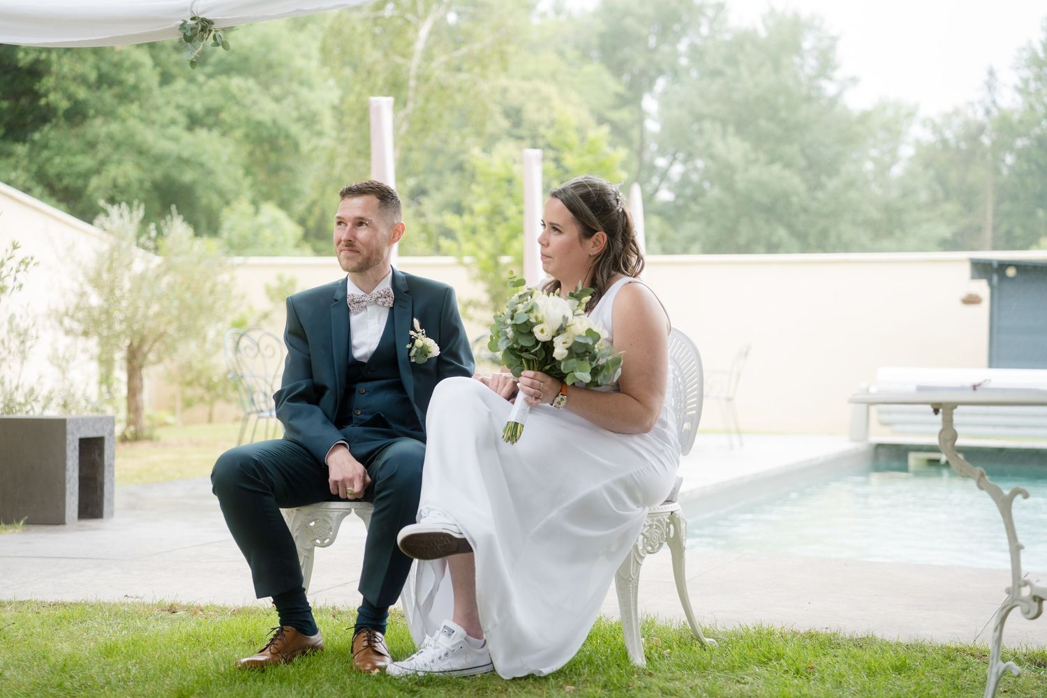 Image de mariage capturant un instant spontané entre les mariés, style naturel et rendu cinématographique.