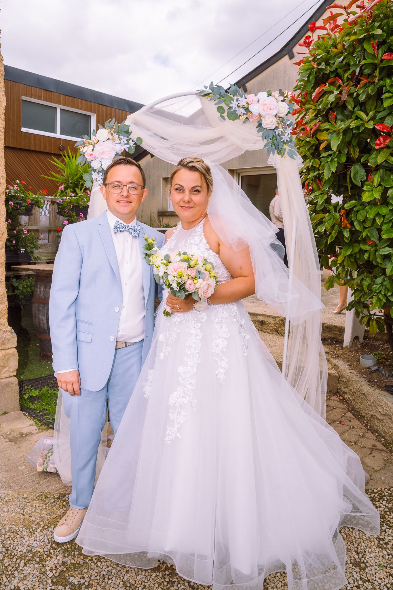 Photographie de mariage intime révélant la connexion profonde entre les mariés.
