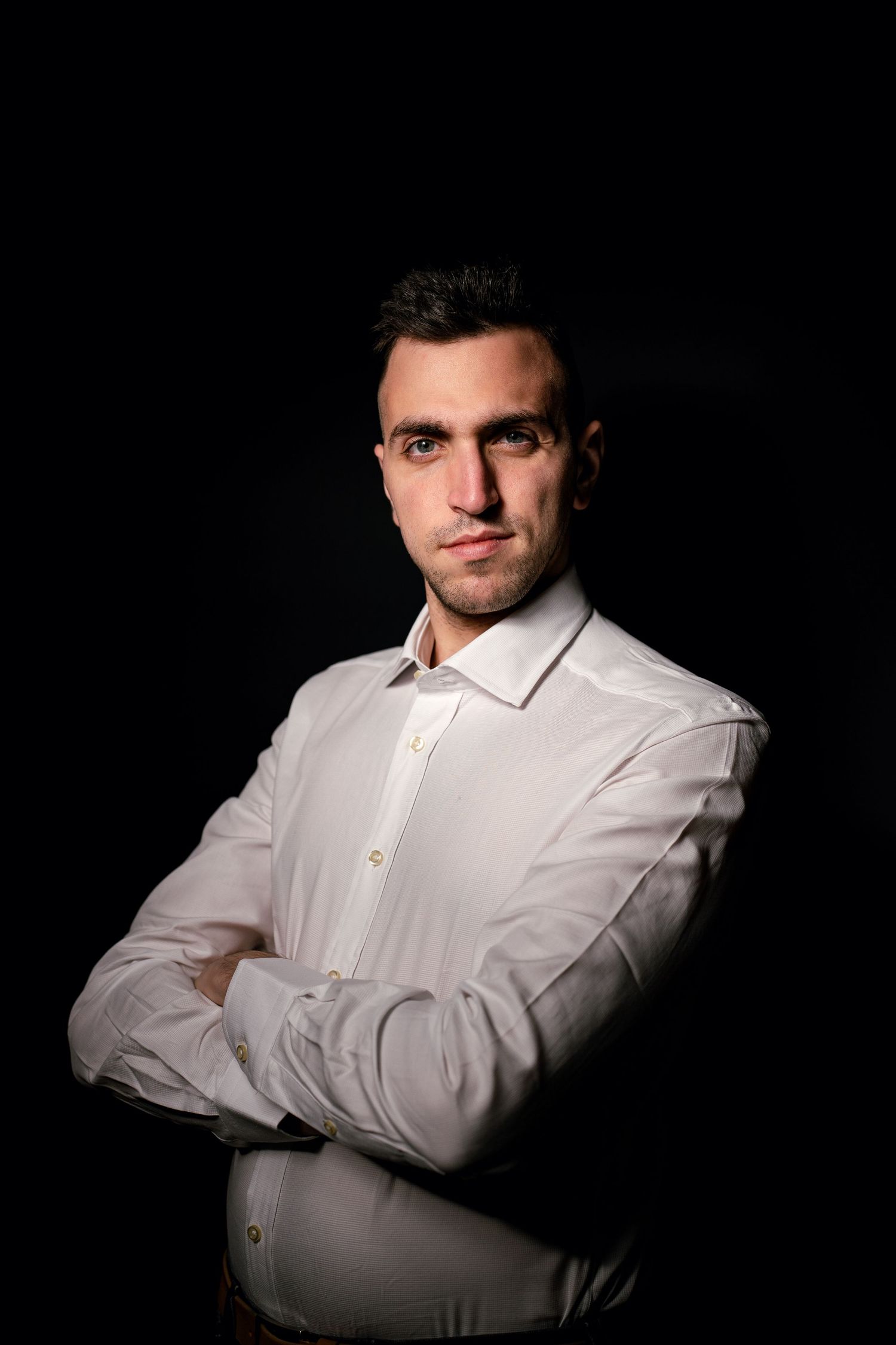 portrait professionnel réalisé en studio, sur fond noir. tenue professionnel et classique pour se démarquer