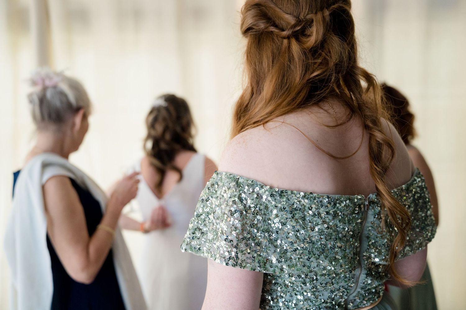 Photographie de mariage artistique mettant en scène un moment de tendresse et de complicité.