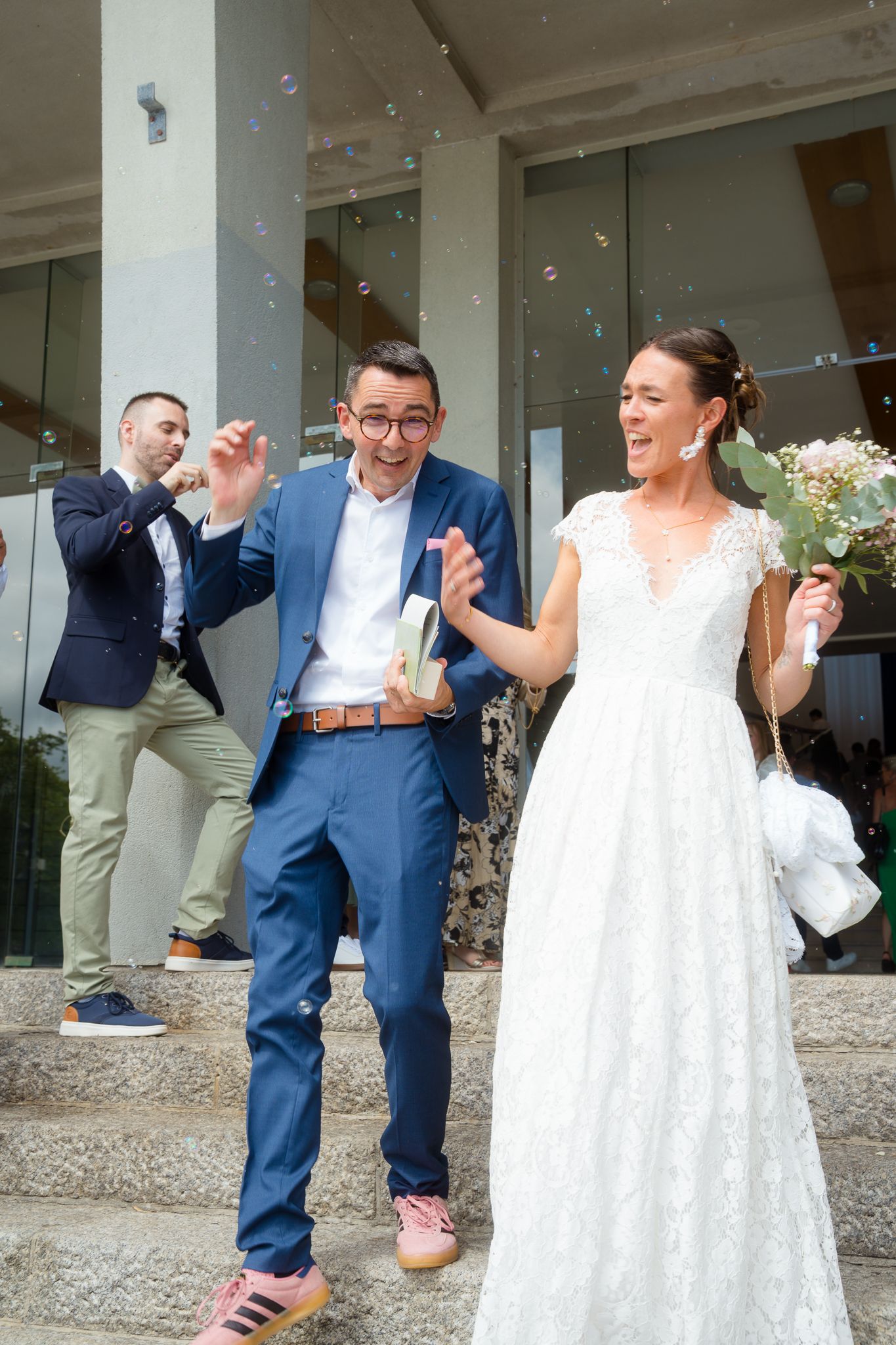 Photographie de mariage en lumière douce mettant en valeur les émotions et la connexion entre les mariés.