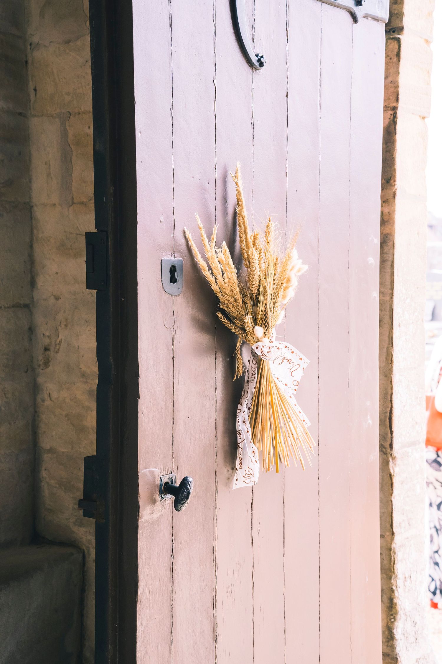 baptême religieux, reportage photo en église pour capturer se moment en images. du côté de Lannion en Bretagne