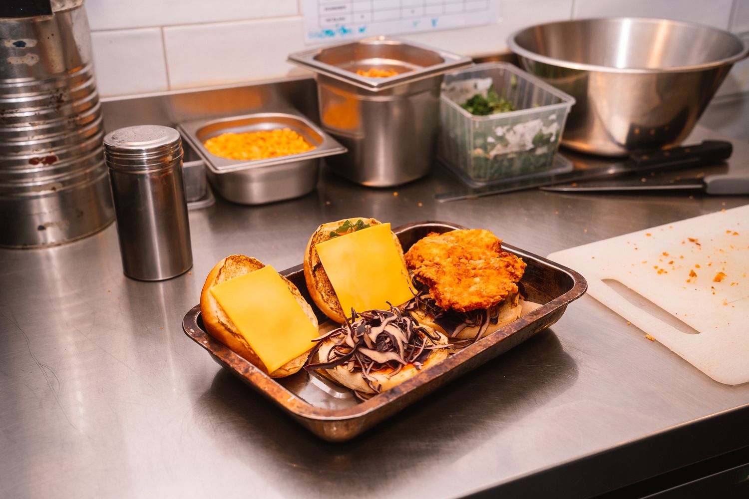 Gros plan sur un plat signature du restaurant Général Tao à Rennes, photographie culinaire professionnelle en Bretagne. poulet frit burger