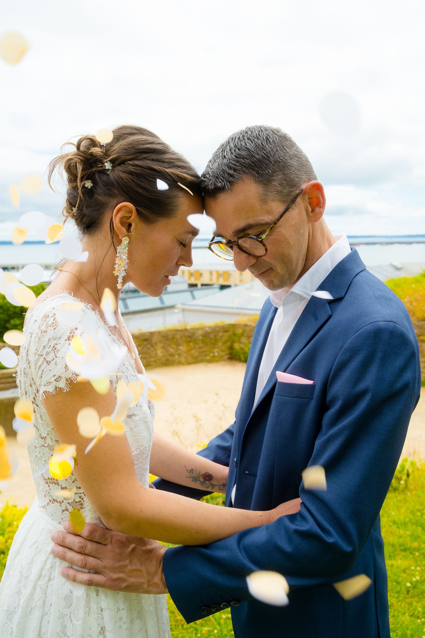 Reportage photo de mariage montrant un échange de regards sincère entre les mariés, esthétique élégante et naturelle.