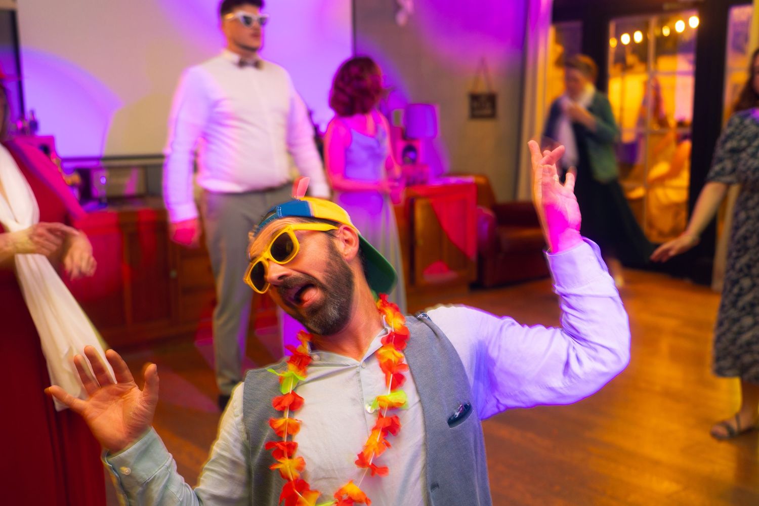Image dynamique de fête mettant en scène la joie, le mouvement et la connexion entre les participants.