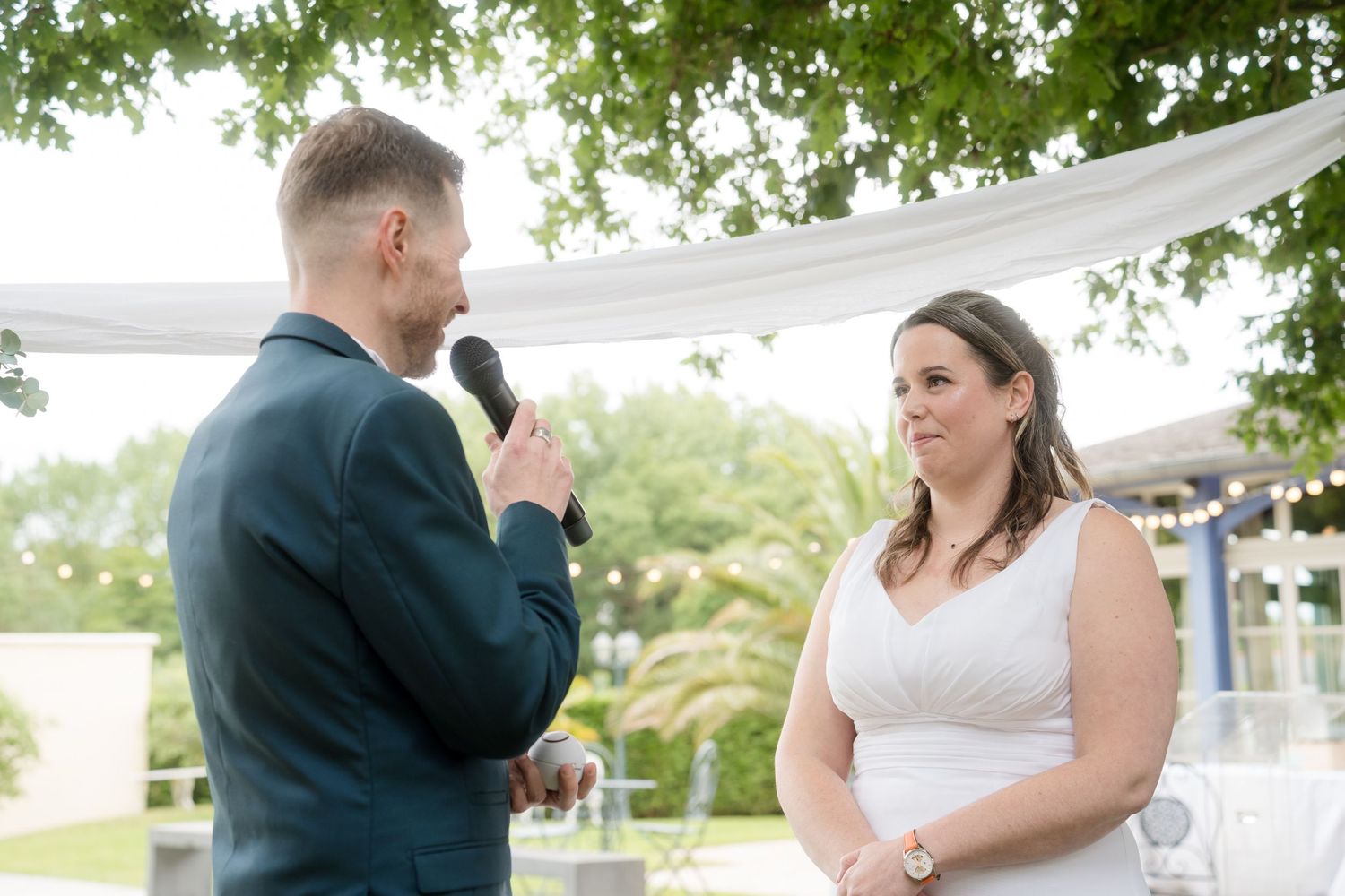 Photo de mariage élégante montrant les mariés dans une ambiance romantique et intemporelle.