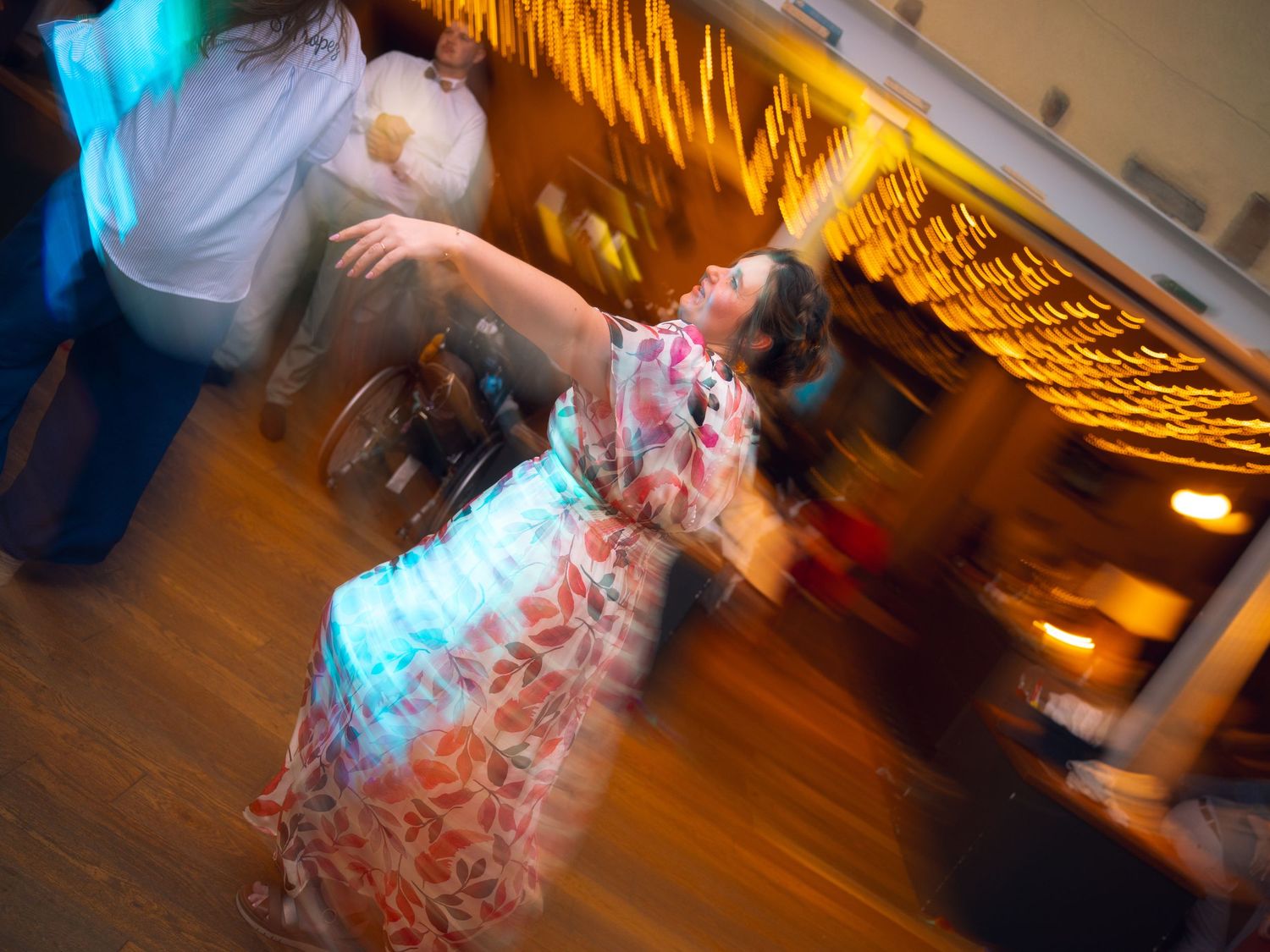 Photographie de soirée festive capturant l’énergie de la danse, lumières contrastées et ambiance immersive.