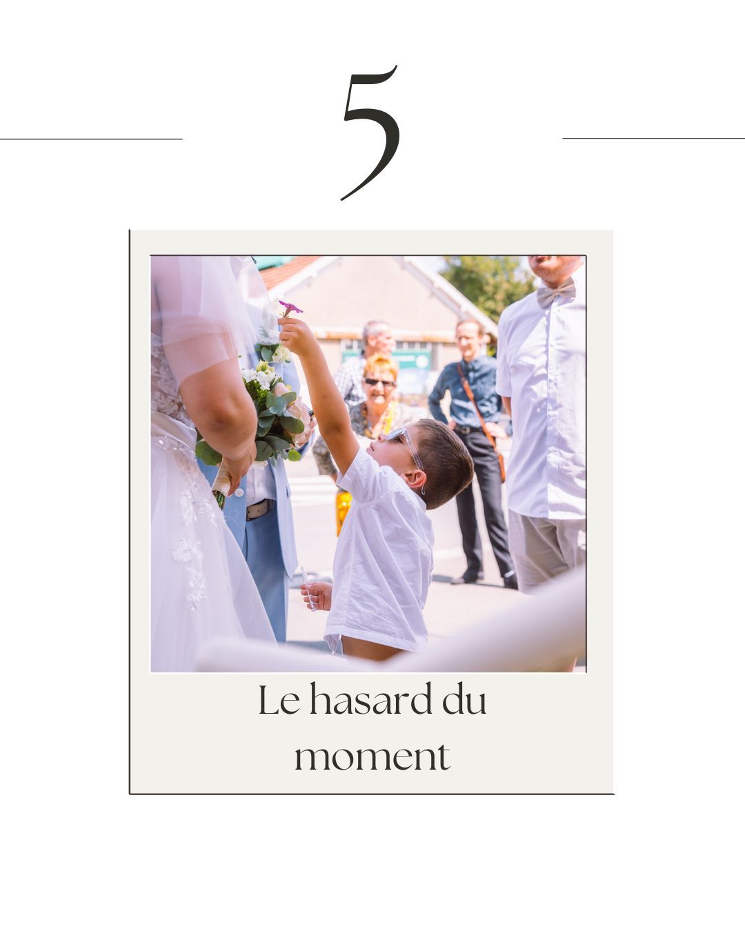 enfant levant le bras pour tendre une fleur à la marié, moment captivant et émouvant sur Pacé