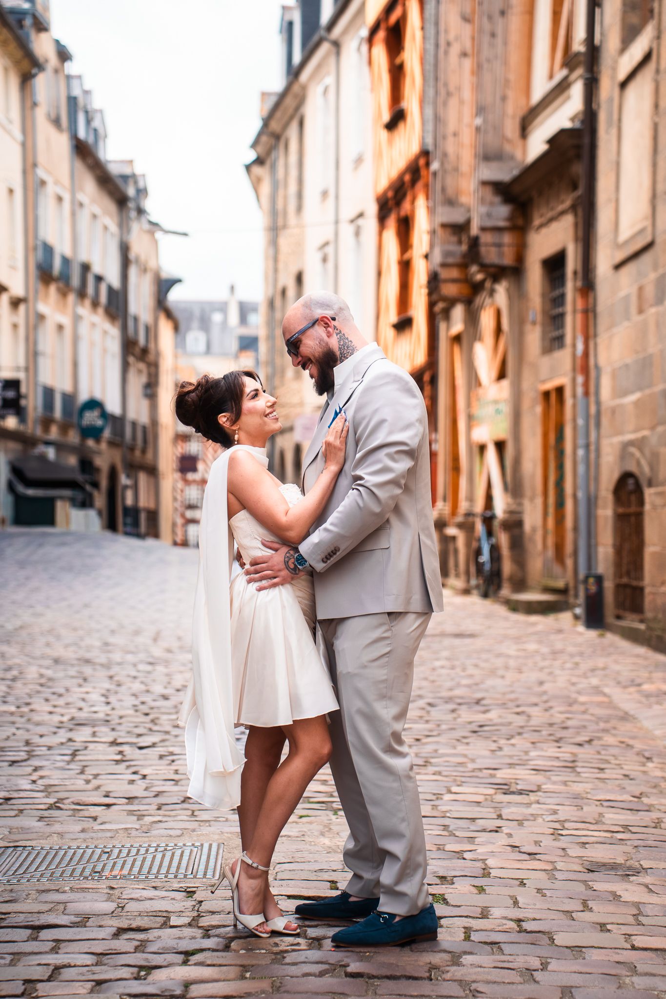dans les rues de Rennes, séance couple dans le vieux quartier de rennes, pour un mariage à deux séance photo rennes par Maurice Photographie