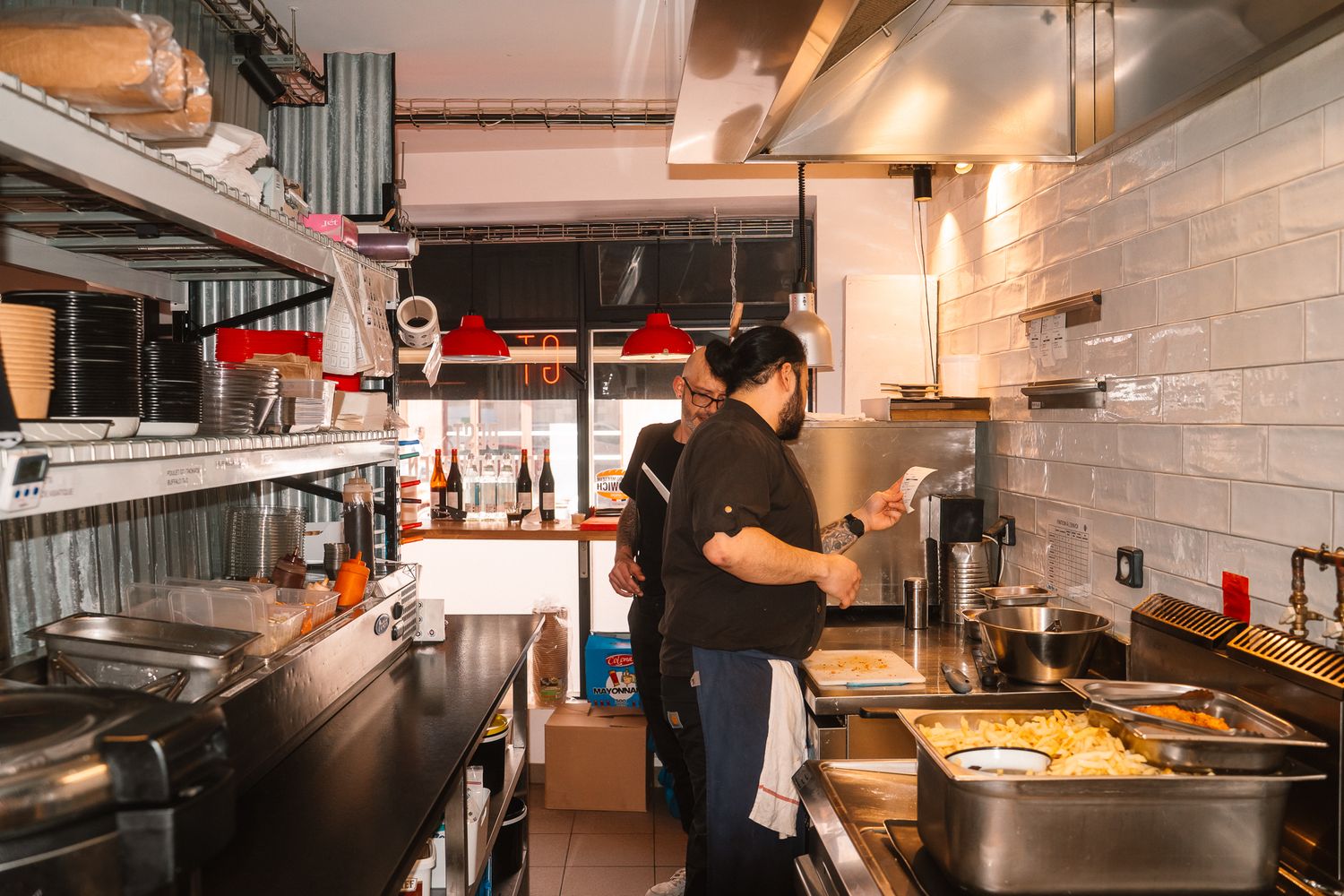 Portrait d’un cuisinier en pleine préparation dans le restaurant Général Tao à Rennes, reportage photo immersif pour artisan restaurateur