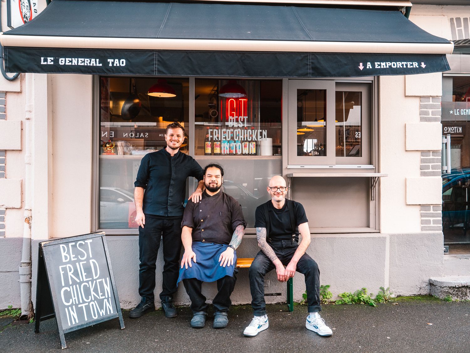 Reportage photo immersif dans un restaurant street food à Rennes en Bretagne, moment de travail dans les cuisines du Général Tao.