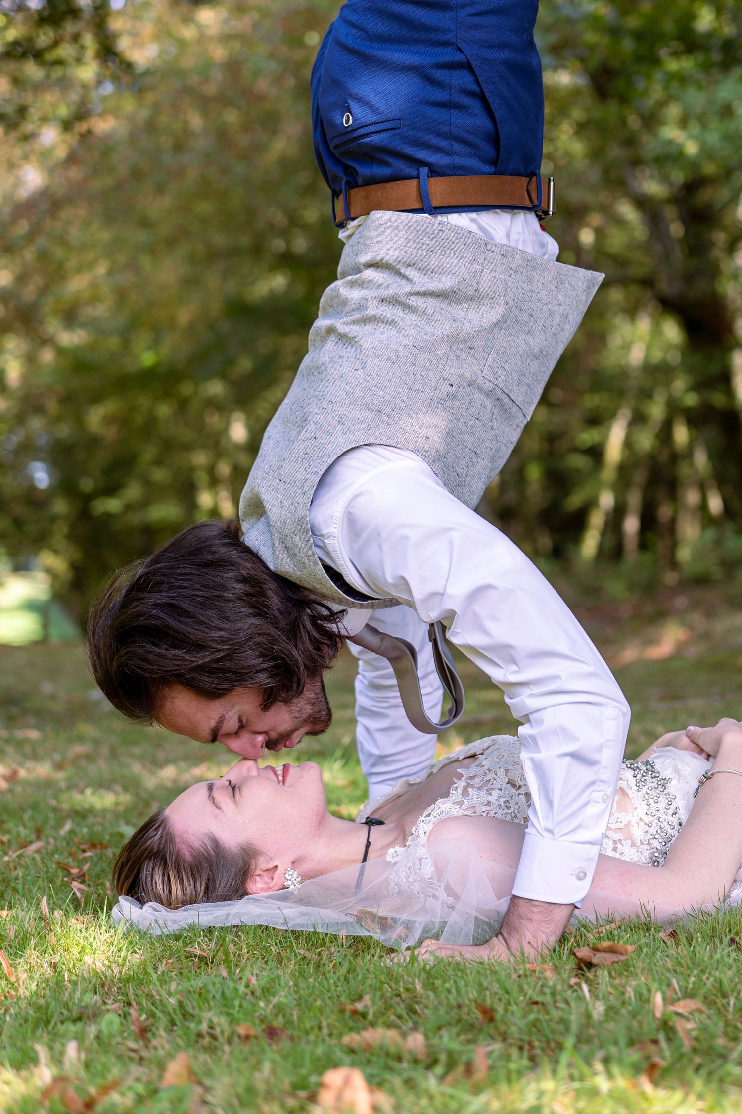 Photographie de mariage élégante capturant un couple de mariés s’embrassant à la sortie de l’église, lumière naturelle et émotion