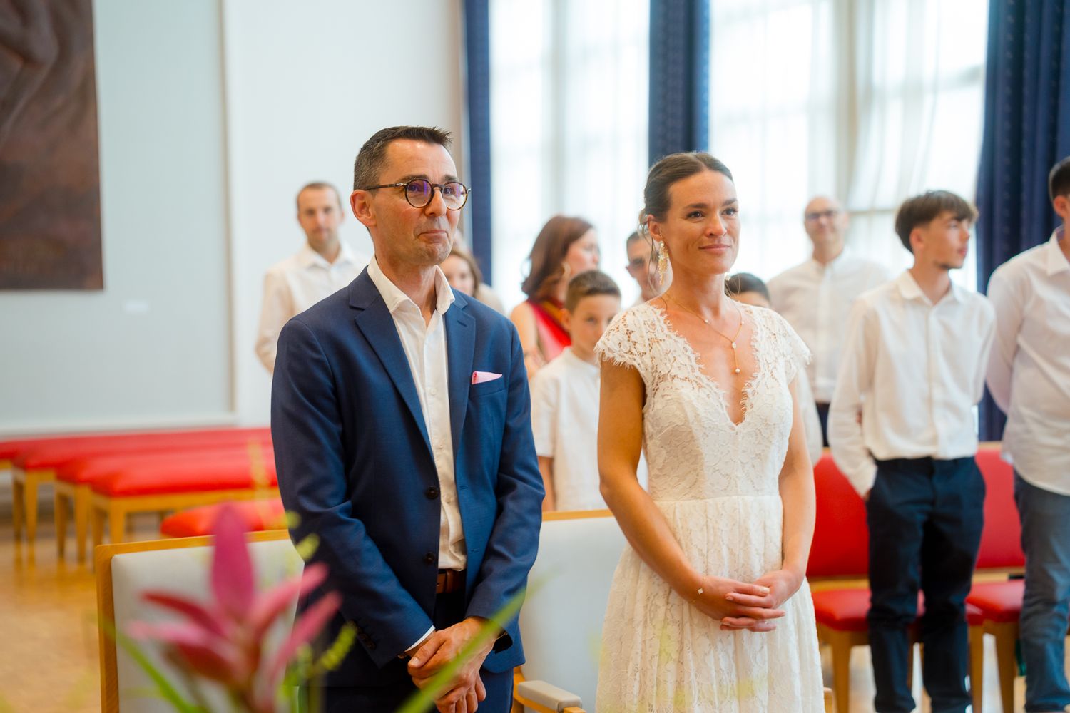 Photographie de mariage capturant l’émotion des mariés lors de la cérémonie, lumière naturelle et ambiance intime.