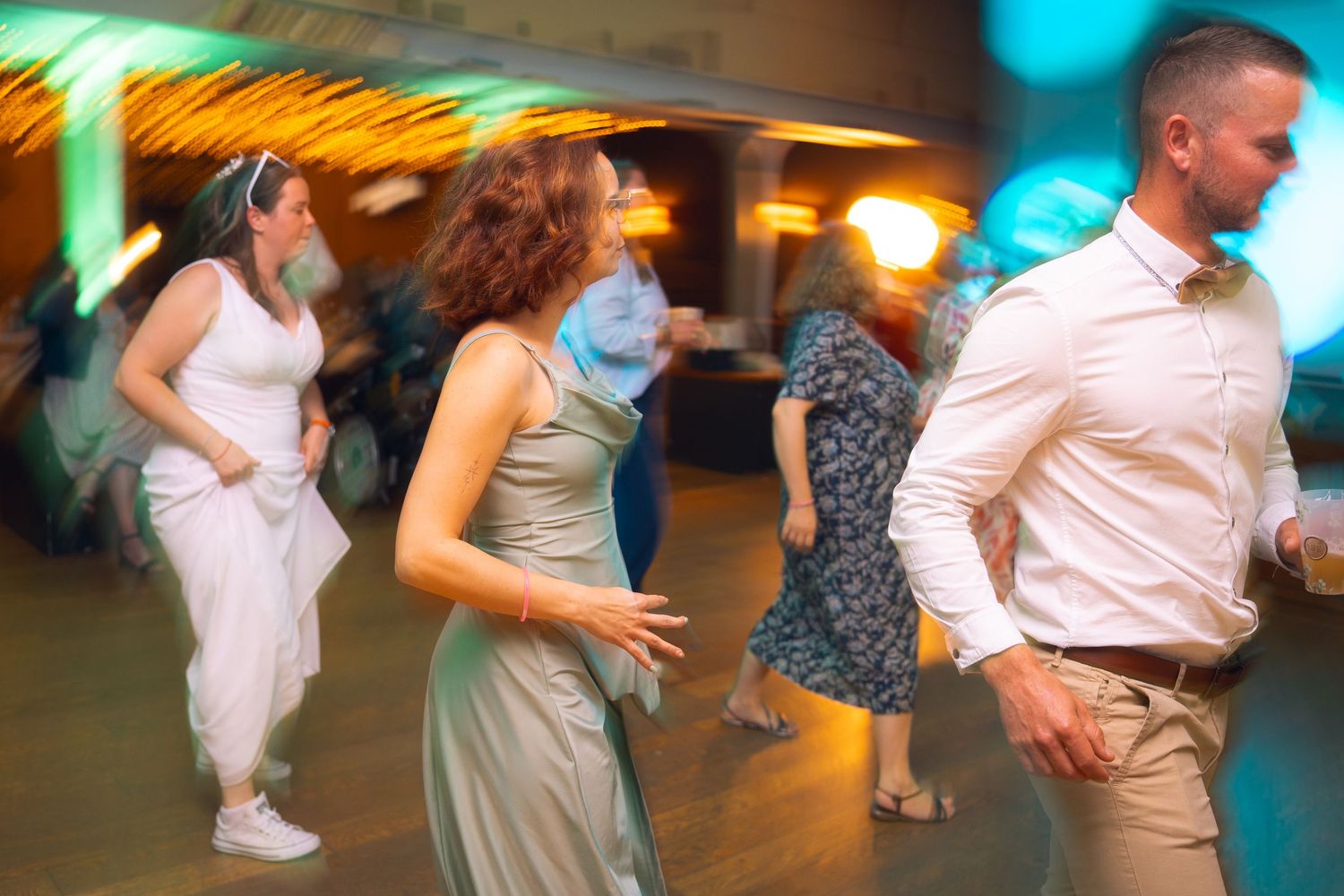 Photo événementielle montrant des invités en pleine danse, mouvement naturel et atmosphère chaleureuse.