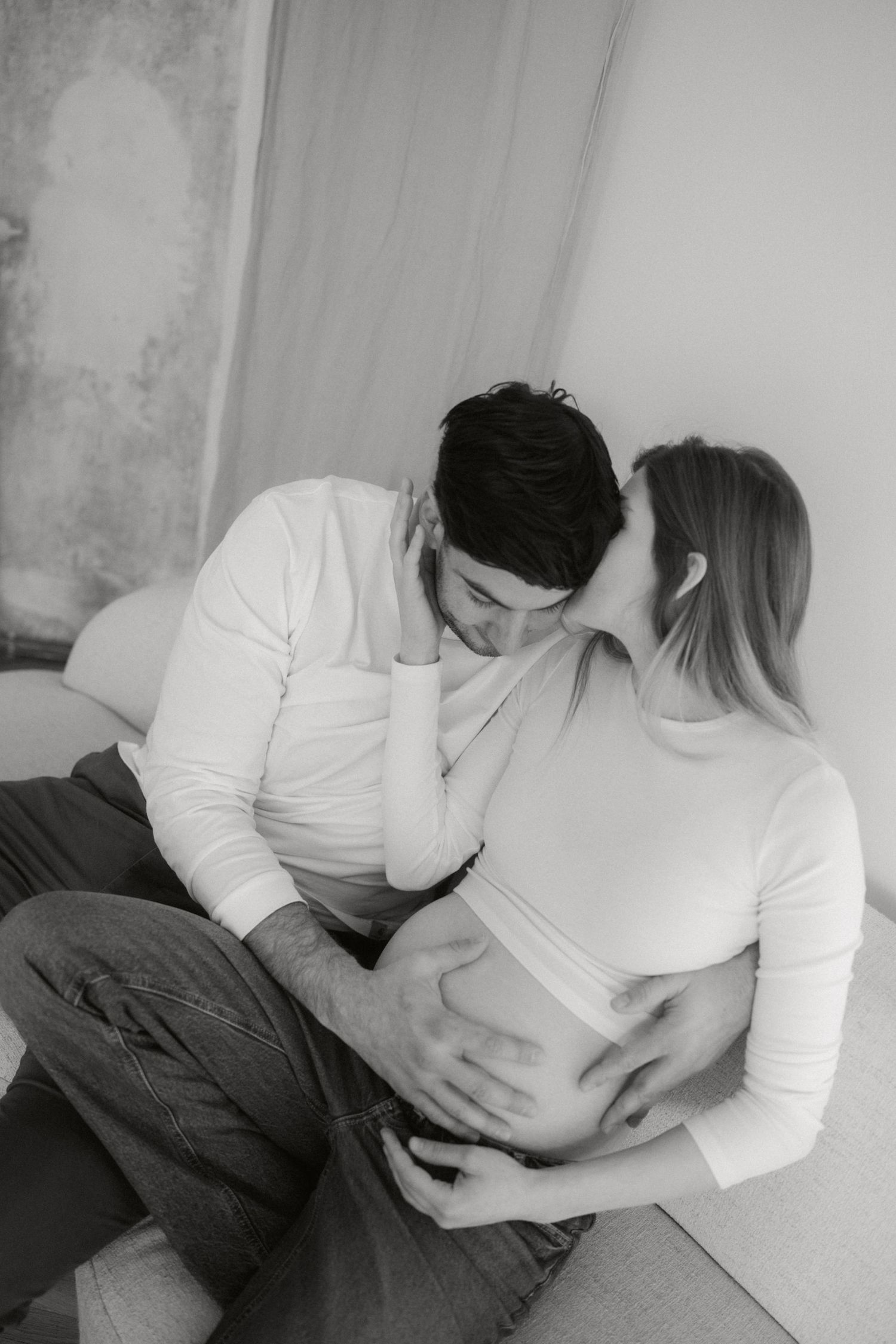 Professionelle Schwangerschaftsfotografie im Studio in Wien mit Fokus auf den Babybauch