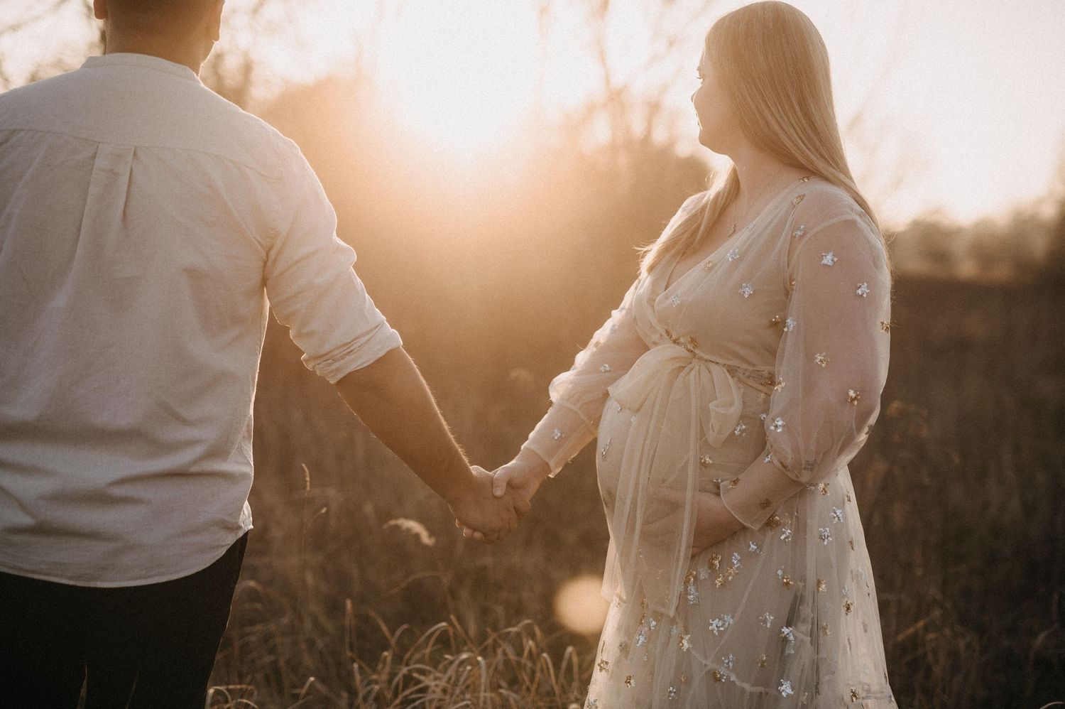 Babybauch Shooting in Wien mit Partner – emotionale Schwangerschaftsfotos