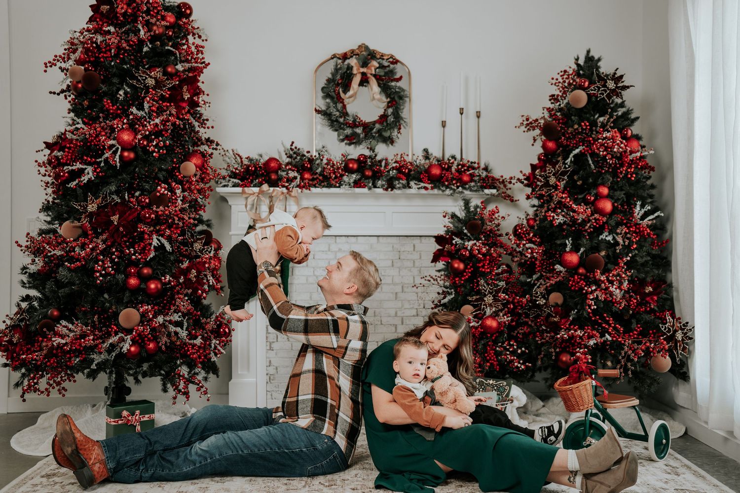 Discover outfit ideas and color palettes for stunning Christmas photo sessions in McKinney, Plano, and Frisco. Elevate your holiday memories