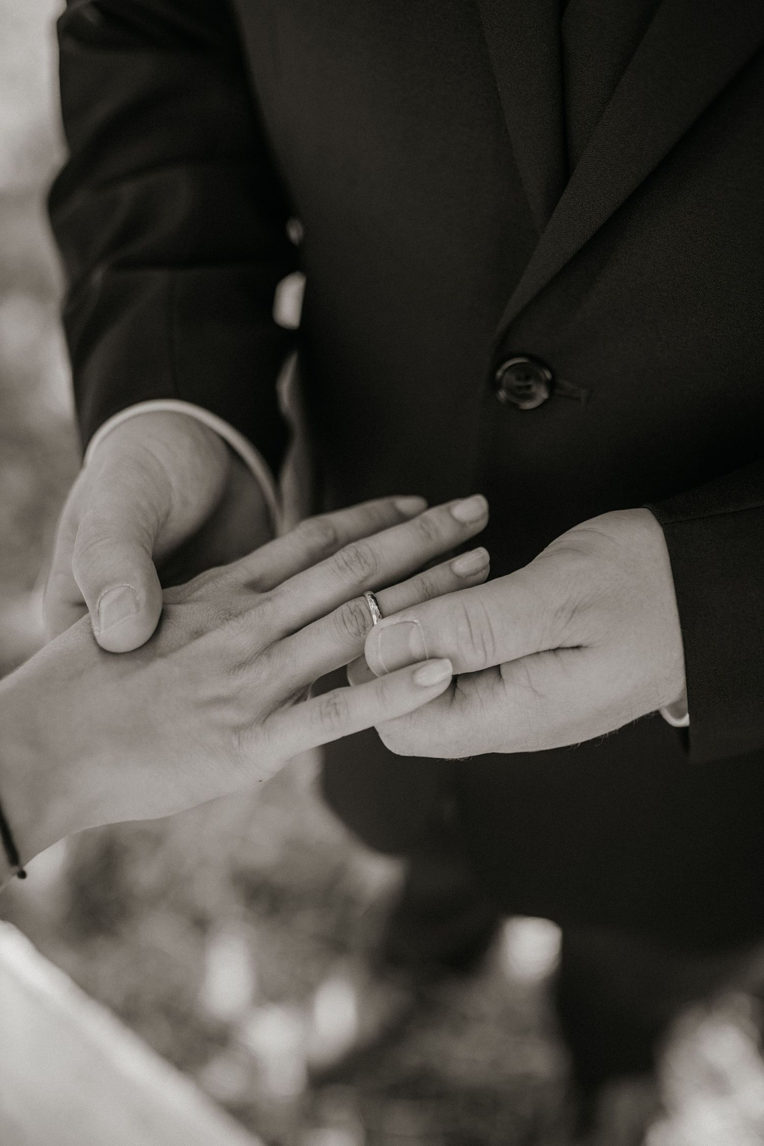 Detailaufnahme der Hochzeitsringe und Dekoration in Sonnefeld – Teil einer liebevollen Hochzeitsreportage