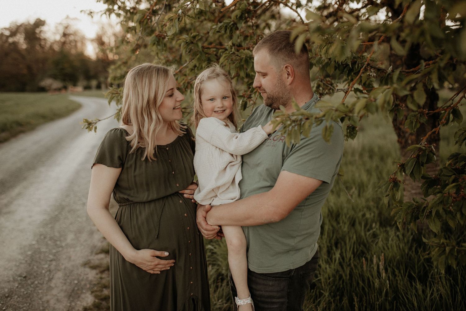 Babybauchshooting im Freien bei Coburg – liebevolle Schwangerschaftsfotos in Franken