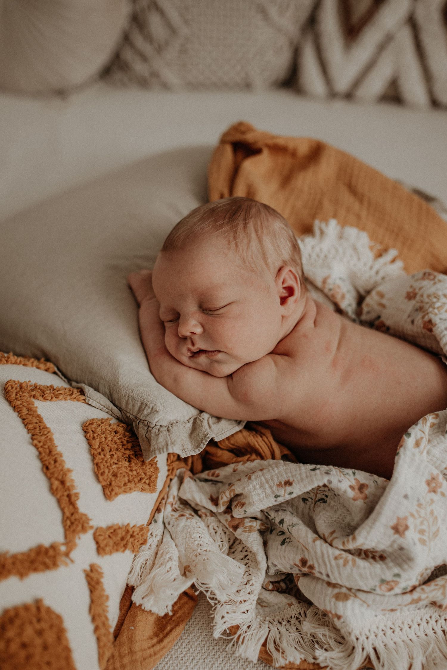 Neugeborenes Baby beim ruhigen Wohlfühlshooting – Babyfotografie in Südtüringen und Coburg
