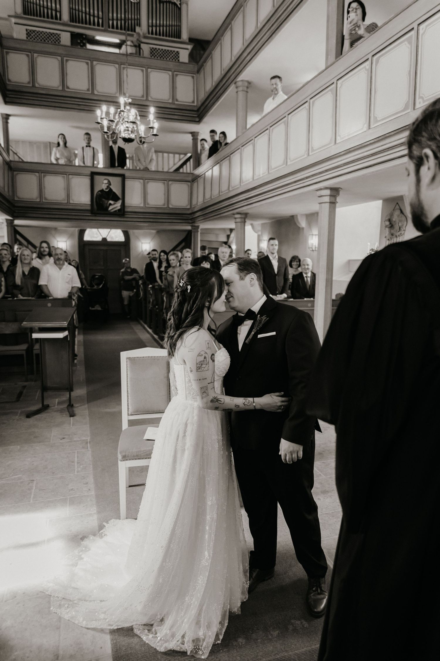 Brautpaar während der Trauzeremonie in Rödental – professionelle Begleitung fängt alle wichtigen Augenblicke der Hochzeit ein.
