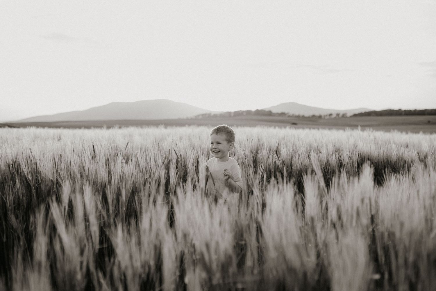 Kind läuft lachend durch die Natur beim Familienshooting in Rhön-Grabfeld – authentische, emotionale Kinderfotografie.