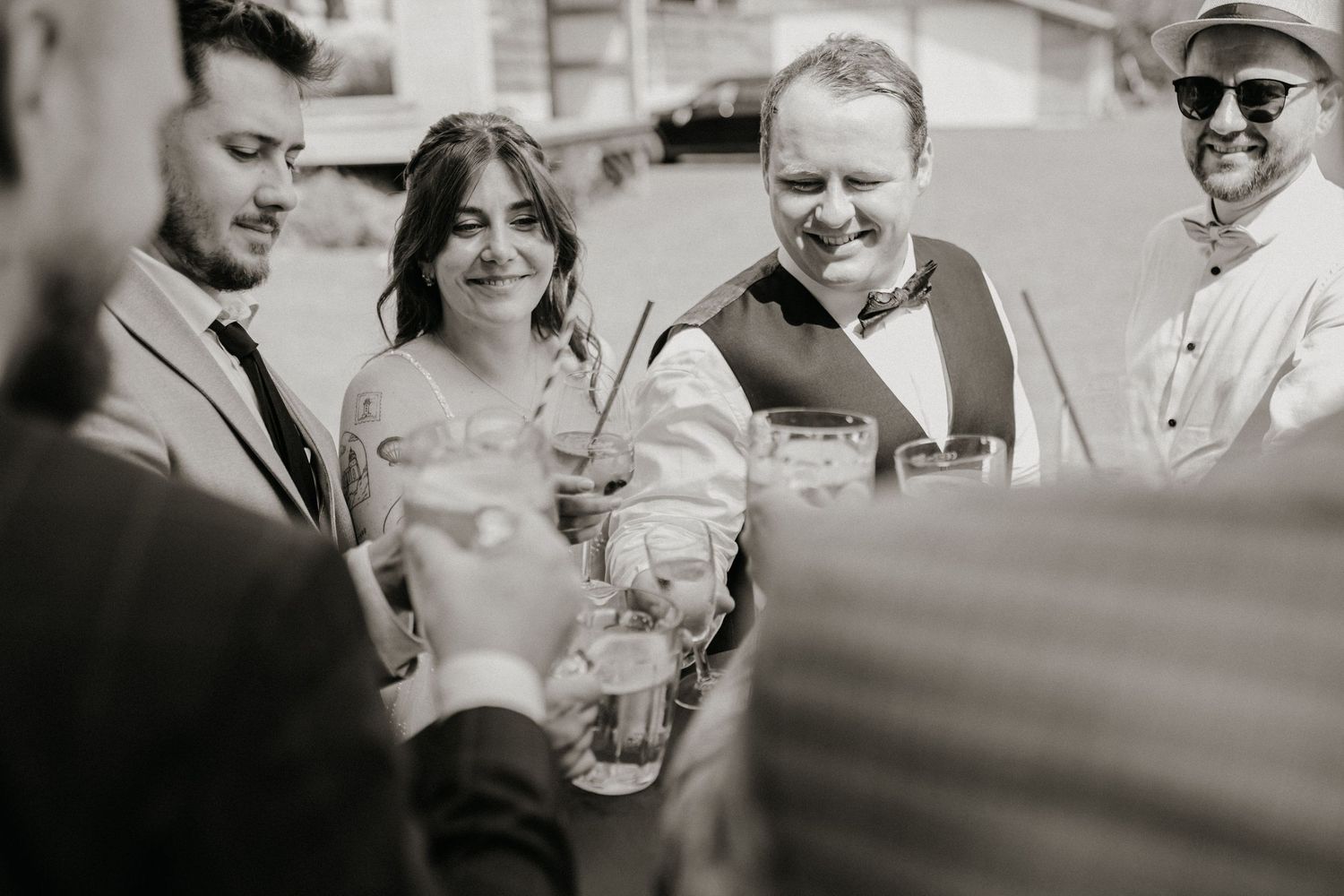 Brautpaar lacht während der Feier in Ebern – authentische Hochzeitsfotografie und ungestellte Momente.