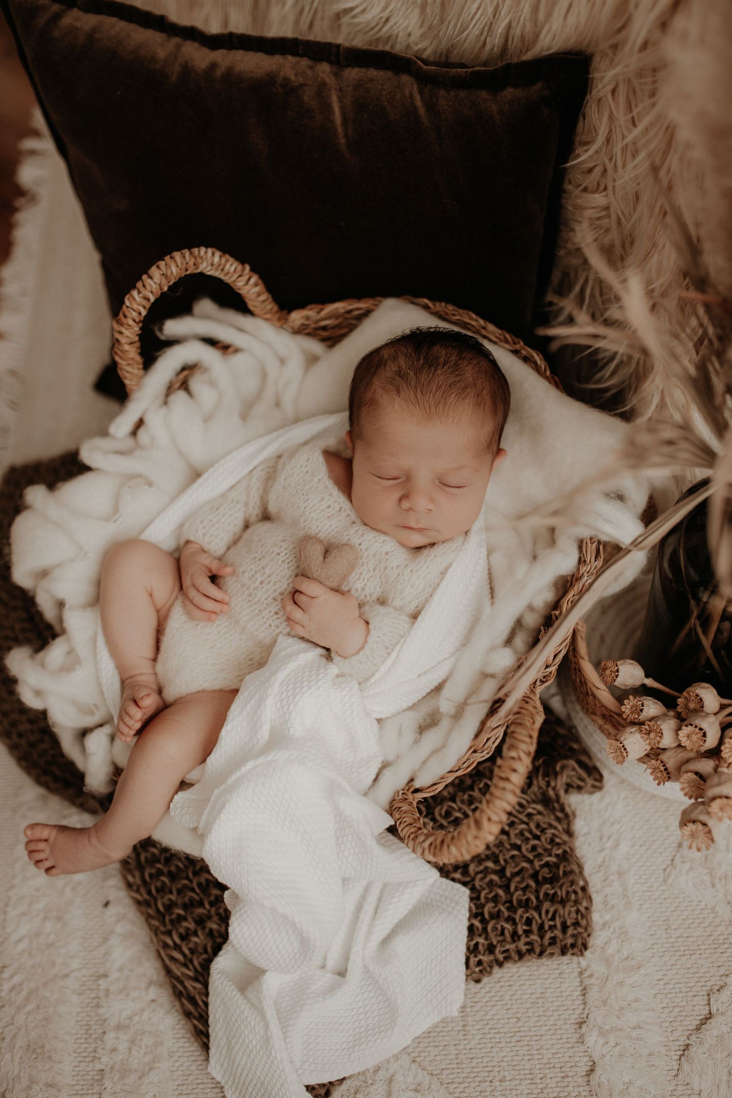Sanftes Neugeborenen-Shooting in Unterfranken – Baby schläft sicher und geborgen, liebevoll begleitet von der Fotografin.