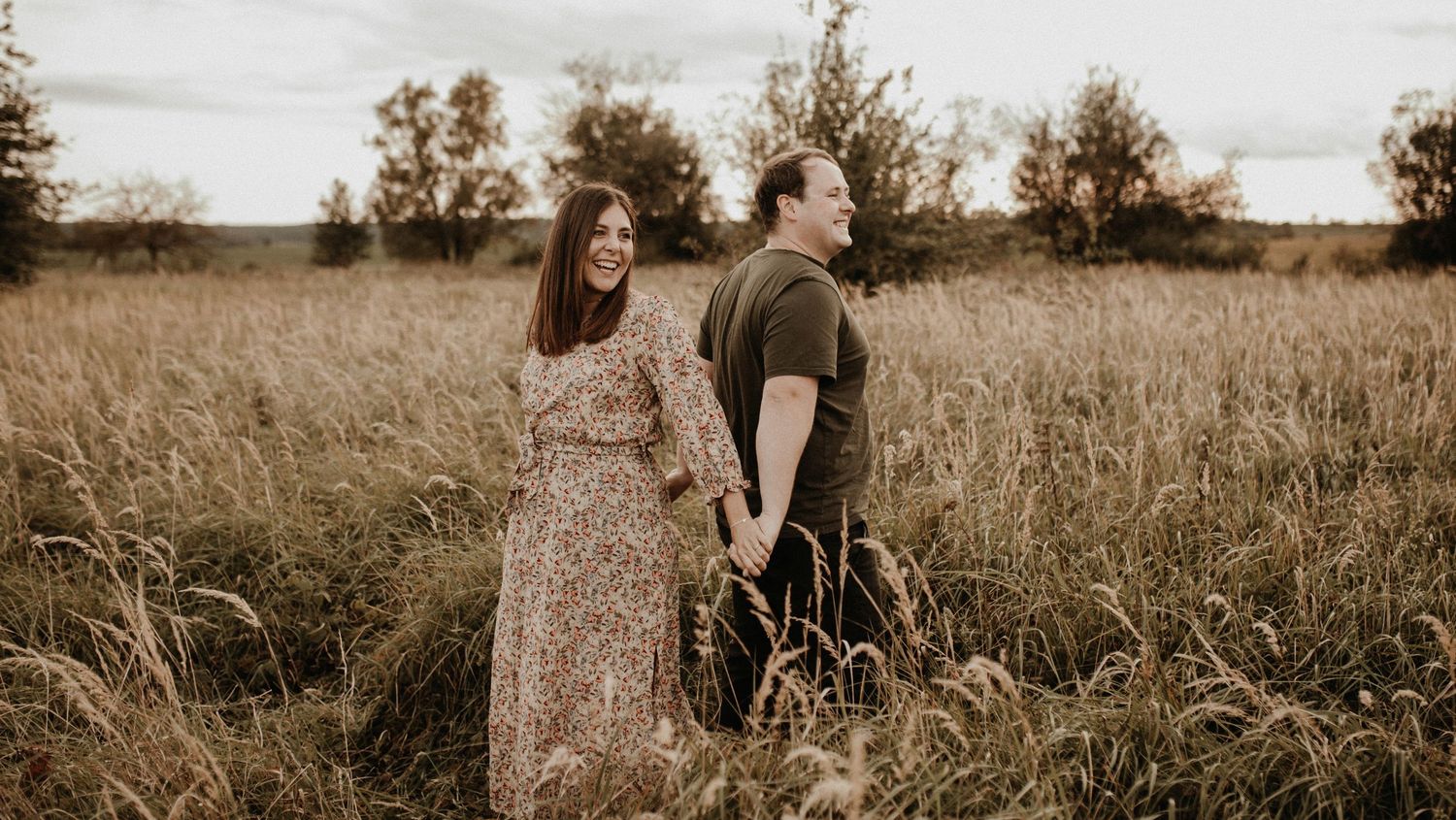 Paar im Raum Coburg beim entspannten Outdoor-Shooting – authentische Fotos voller Emotionen und Lachen.