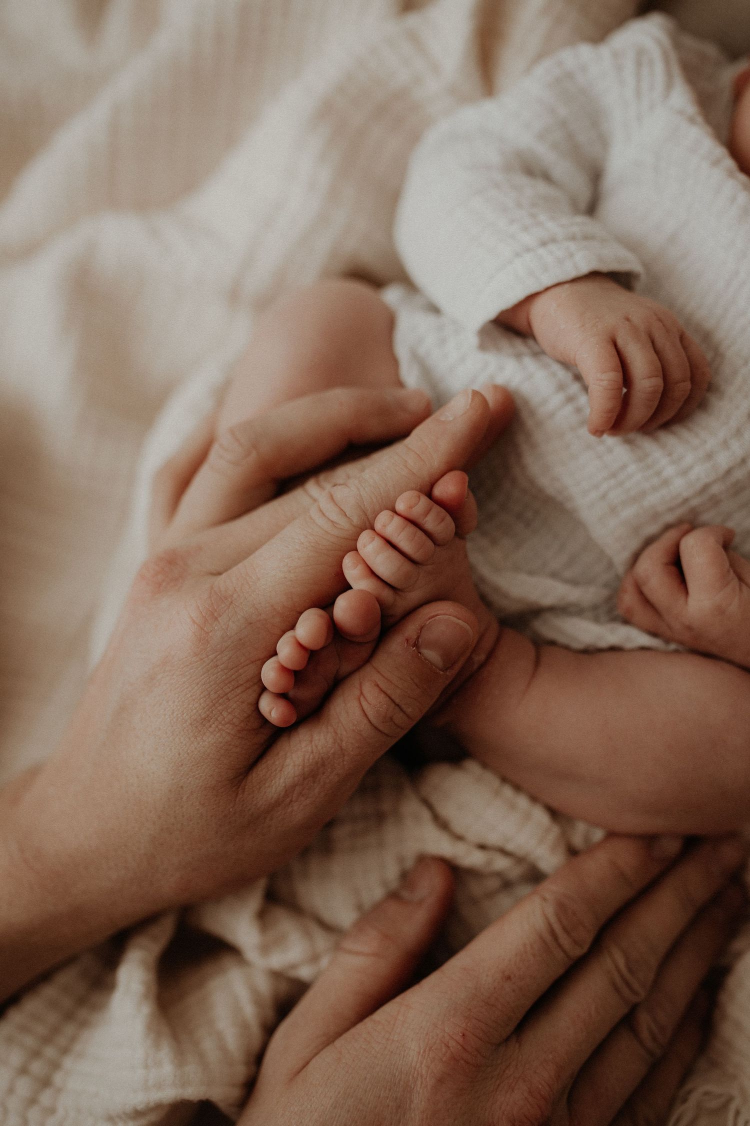 Authentische Neugeborenenfotos im Raum Suhl und Meiningen – natürliche Momente zwischen Eltern und ihrem kleinen Baby.