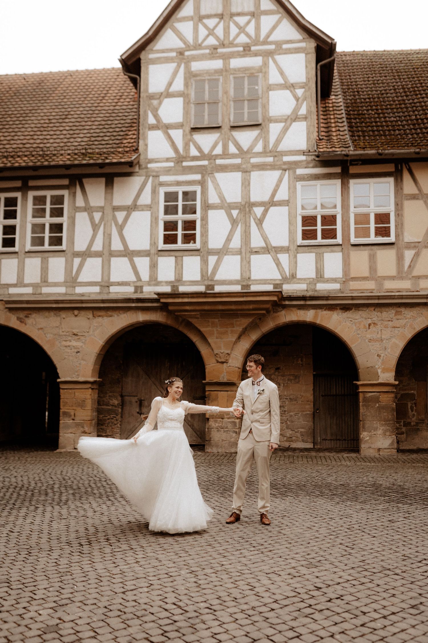 tanzendes Brautpaar bei einer Hochzeitsreportage im Standesamt Schloss Glücksburg in Römhild liebevoll fotografiert - Hochzeitsfotograf