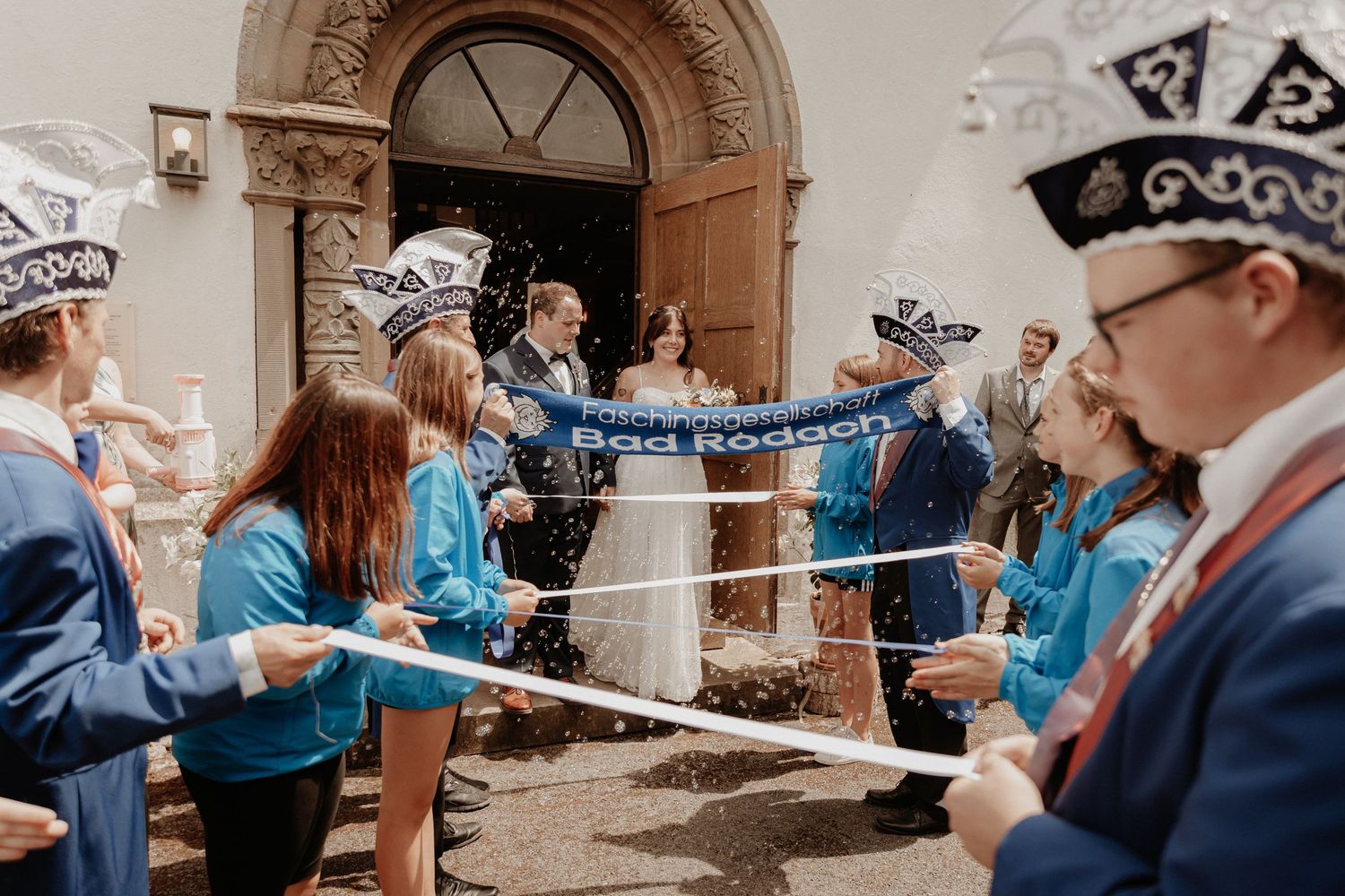 Braut und Bräutigam lachen während eines Moments zwischendurch bei der Hochzeit in Bad Rodach – natürliche, ungestellte Emotionen.