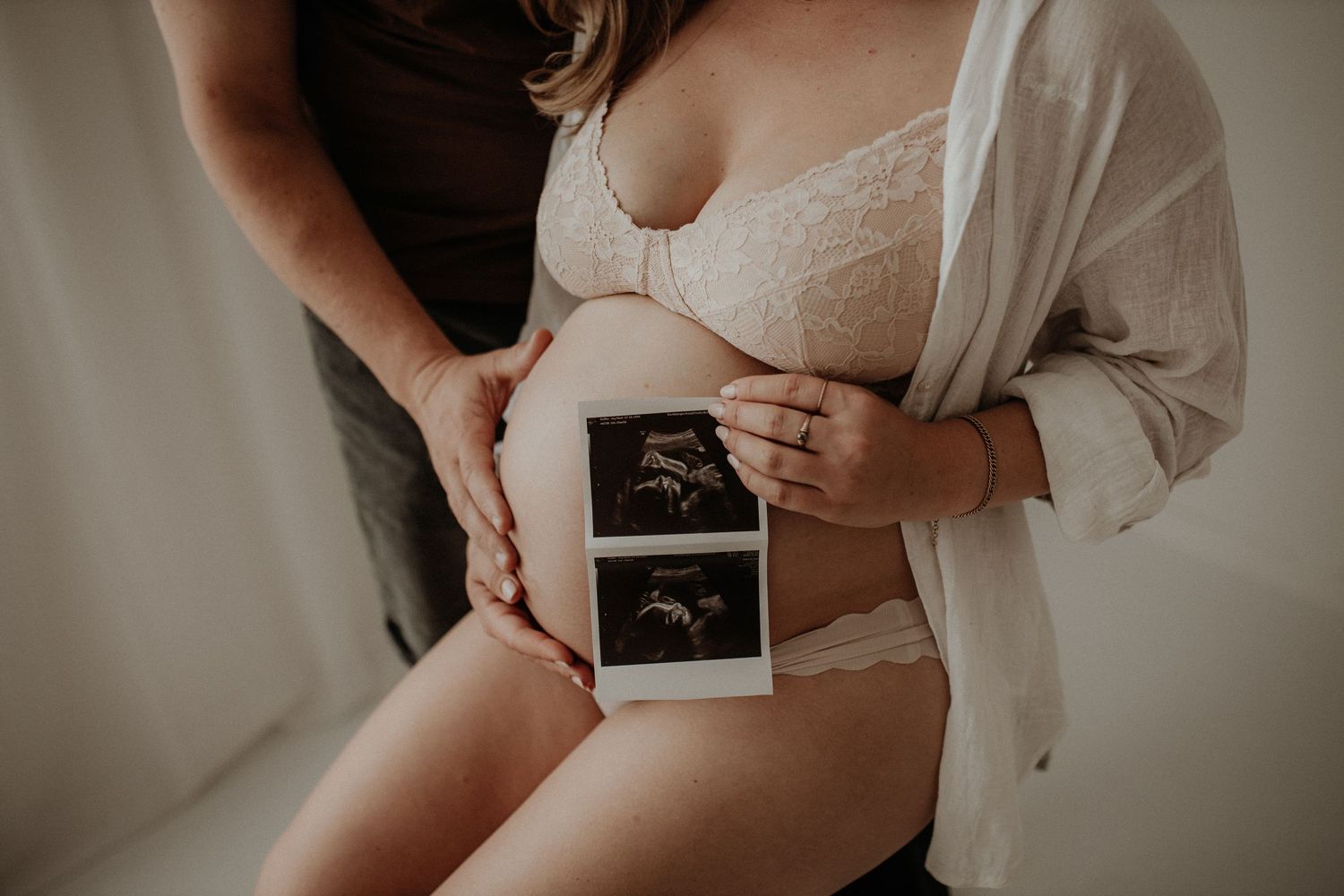 Schwangerschaftsfoto in Römhild – Babybauchfotografie voller Emotionen in Rhön-Grabfeld