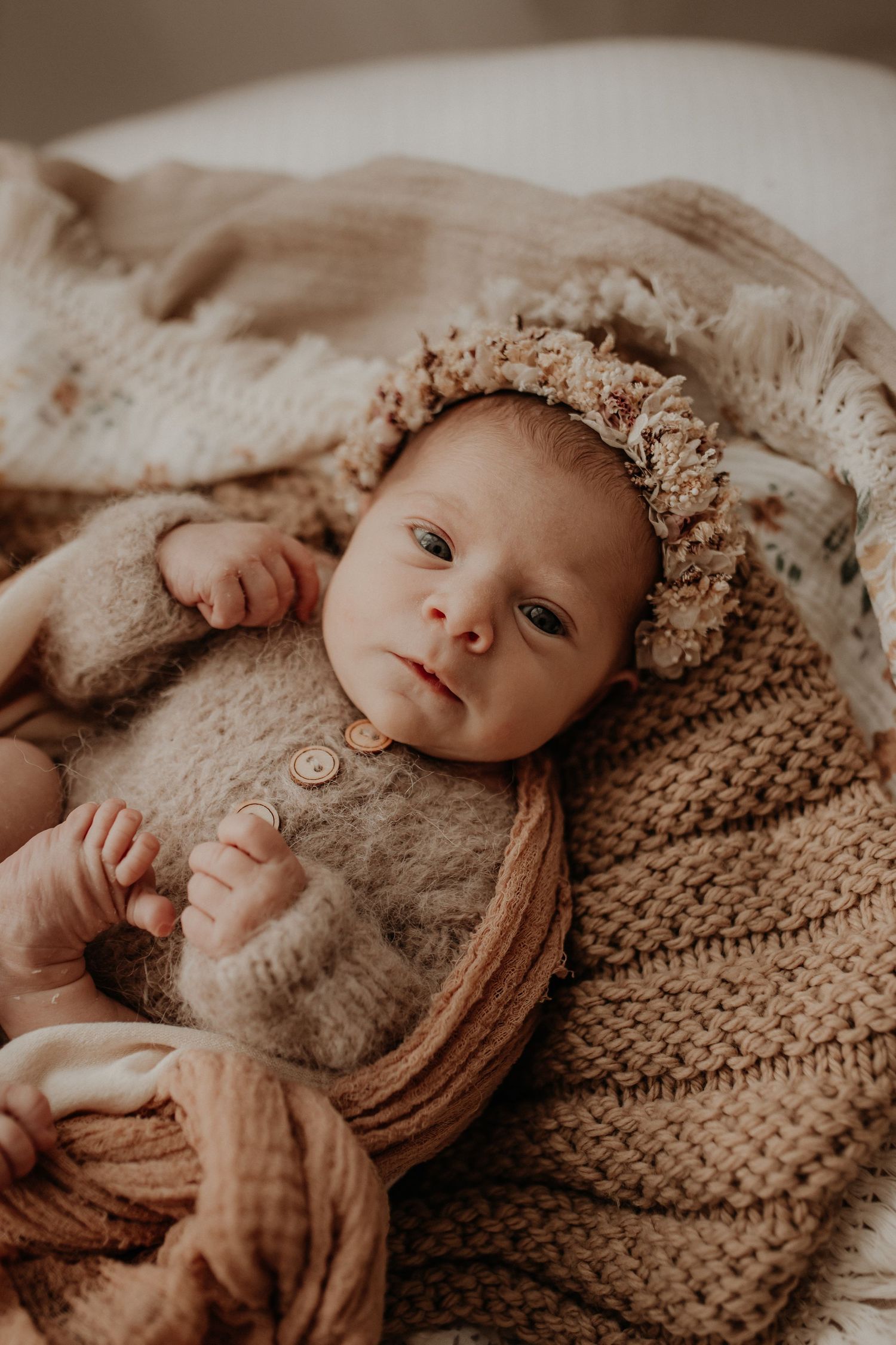 Neugeborenenfotografie im Raum Hildburghausen – Baby liegt entspannt in Decken und Körbchen, ruhig und geborgen festgehalten.