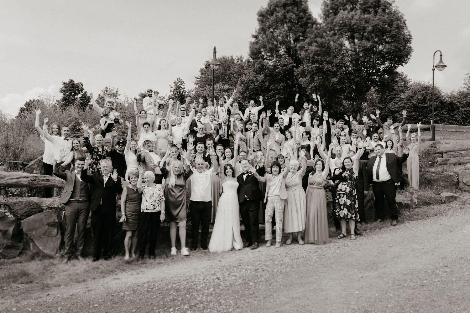 Braut und Bräutigam bei einem Gruppenfoto an einer Hochzeitslocation in Thüringen