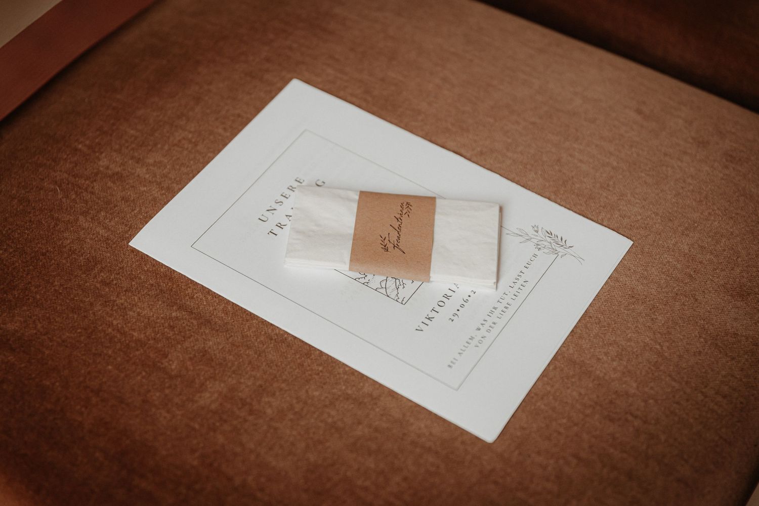 Kirchliche Trauung in der Nähe von Coburg – Hochzeitsfotografin begleitet Brautpaar bei der Zeremonie und dokumentiert echte Gefühle.