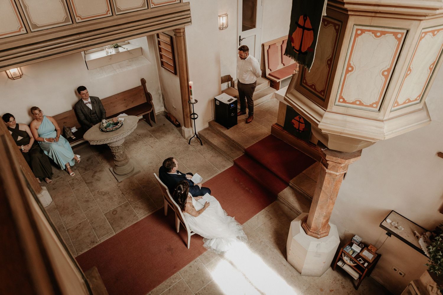 Kirchliche Trauung in der Nähe von Bad Rodach – Hochzeitsfotografin dokumentiert die Zeremonie, Brautpaar und Gäste in harmonischen Momenten