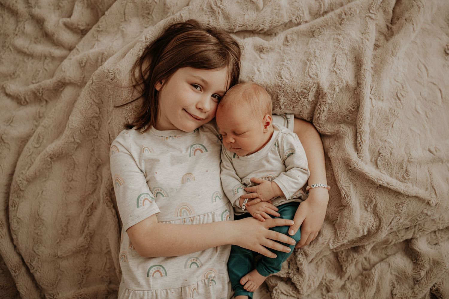 Neugeborenenfotografie für Coburg und Bad Rodach – moderne Babyfotos im natürlichen Studio-Licht.